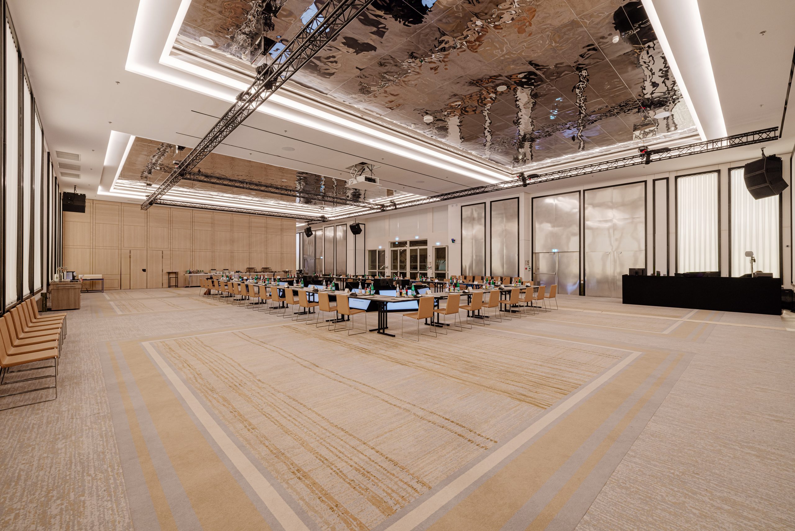 Ecrans de projection déployés dans le Salon Croisette du Carlton Cannes lors d'un meeting dispositif vidéo Aucop