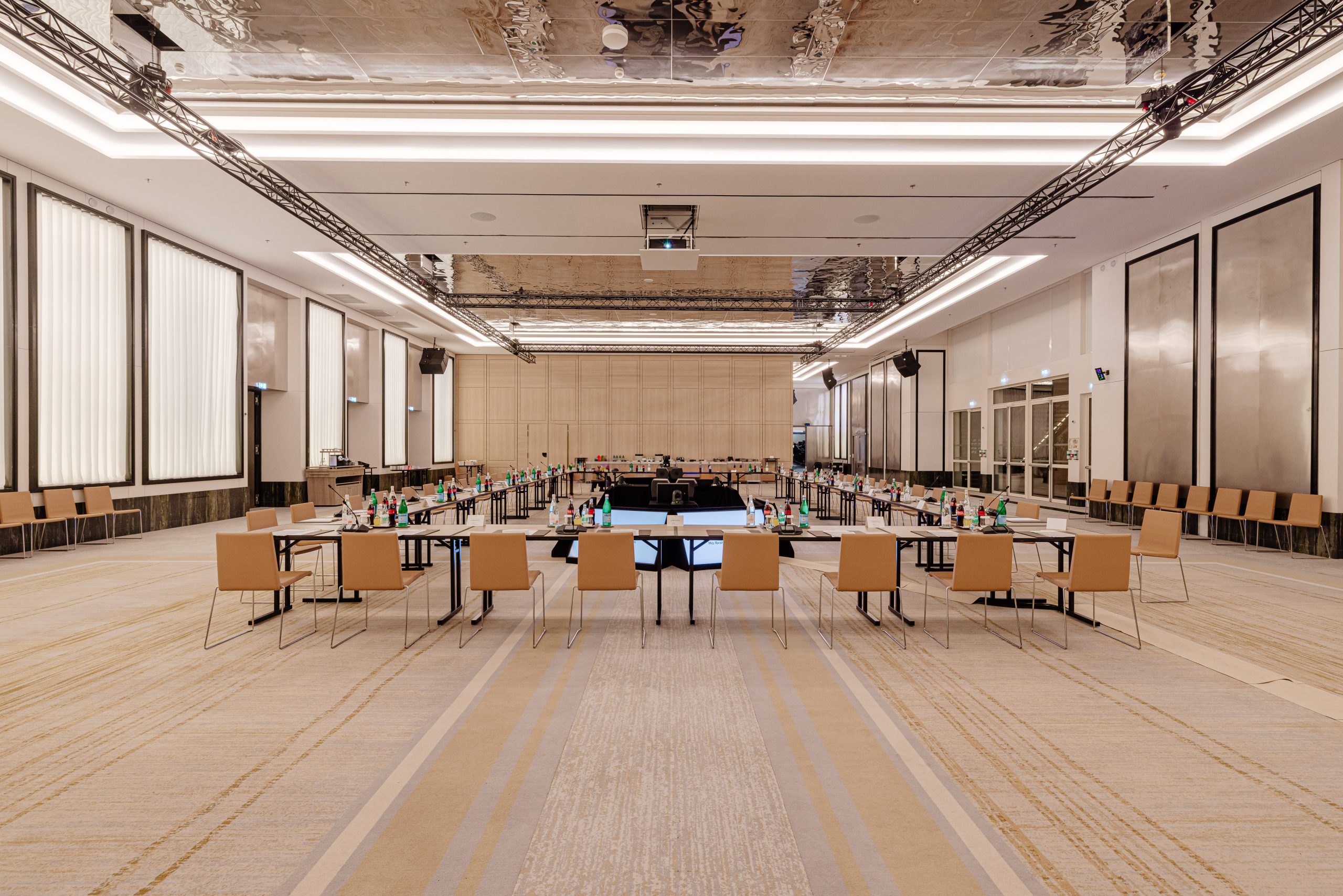 Vue d'ensemble du Salon Croisette du Carlton Cannes avec plafond miroir et dispositif audiovisuel complet Aucop pour un meeting