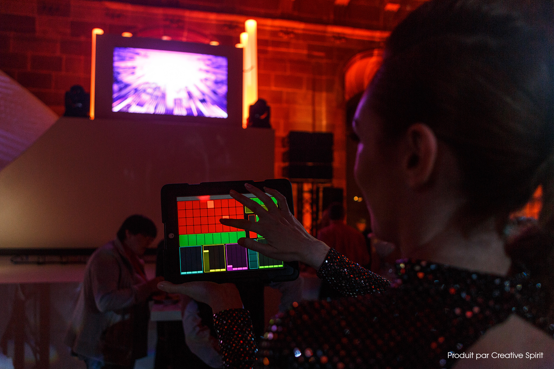 Cocktail Huawei à MWC 2016-aucop-evenement-video-son-eclairage-Cocktail Hawei-eclairage-robot-evenement-eclairage-ecran-dancing robot-son-video-desk-lumieres