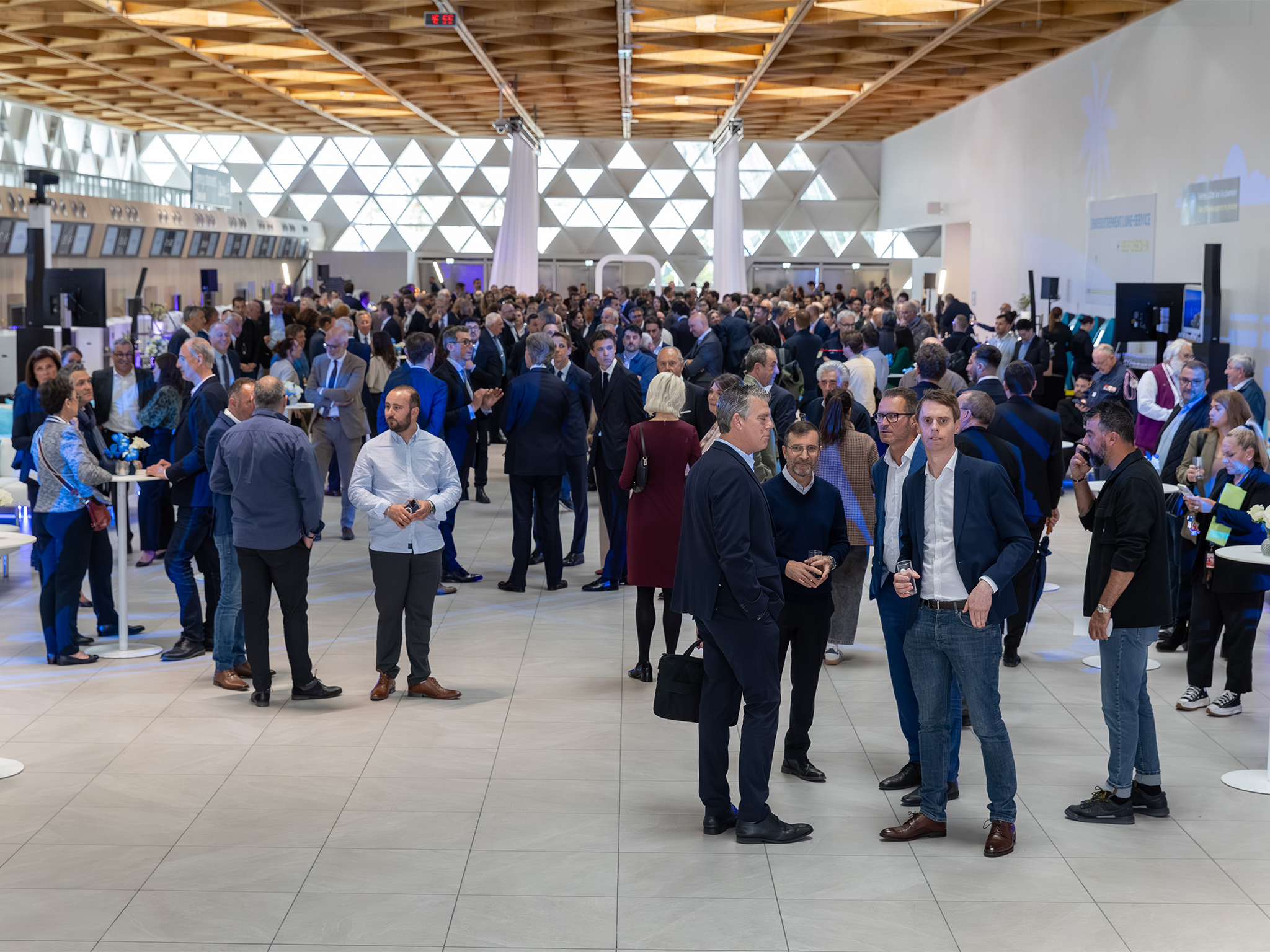 Coin salon avec canapés blancs et coussins turquoise, éclairé par une projection gobo palmiers, L-Acoustics Enceinte 108P