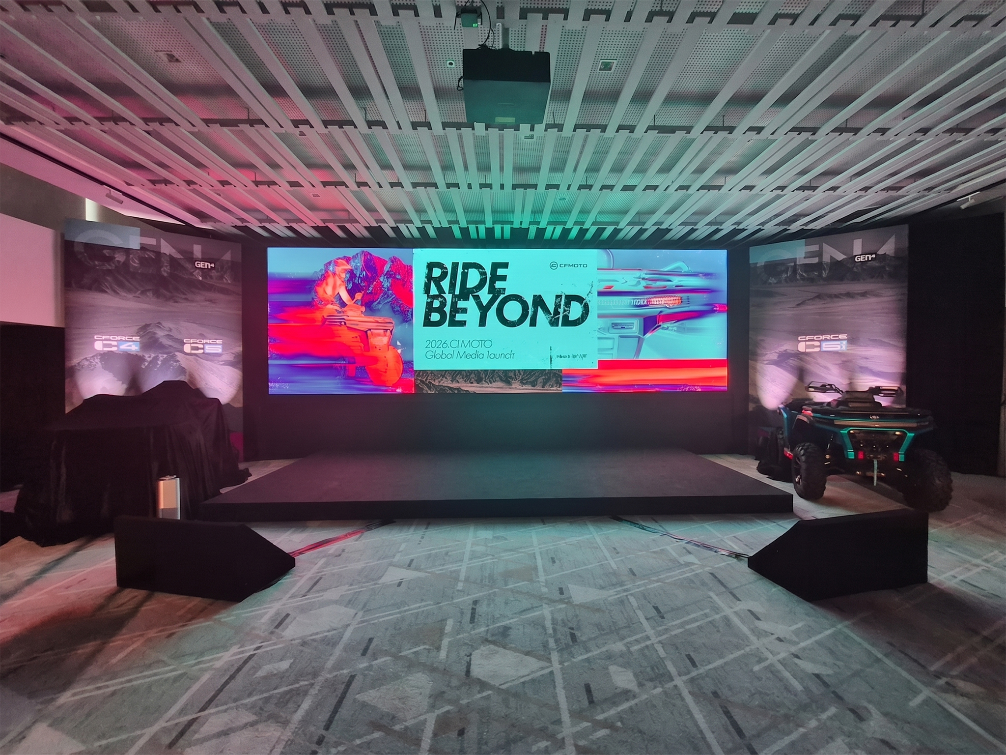 évélation des quads CFMOTO CForce GEN4 lors du Global Media Launch 2026 à Nice : mur LED ROE Diamond grand format avec silhouettes de quads, public de journalistes et distributeurs internationaux – scénographie AUCOP