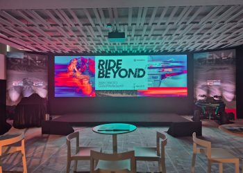 Vue de la salle du CFMOTO Global Media Launch 2026 à Nice avant l'ouverture : mur LED affichant Ride Beyond, backdrops GEN4 et habillage de scène – installation AUCOP