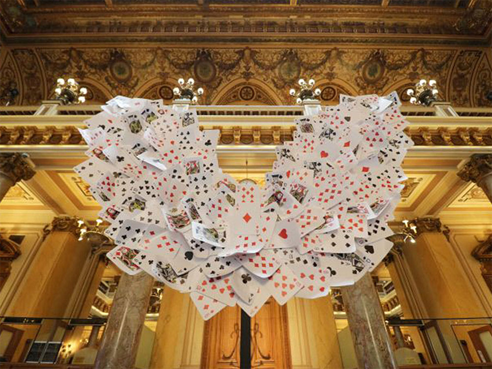 Casino-de-Monte-Carlo-deco-evenementielle-ailes-deco-avec-des-ailes-carte-de-jeux-decoration-soiree-casino-2-1