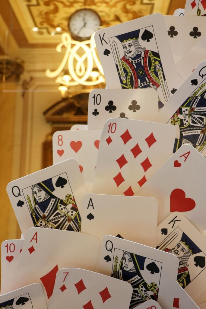 Casino de Monte-Carlo-deco evenementielle-ailes-deco avec des ailes-carte de jeux-decoration-soiree casino