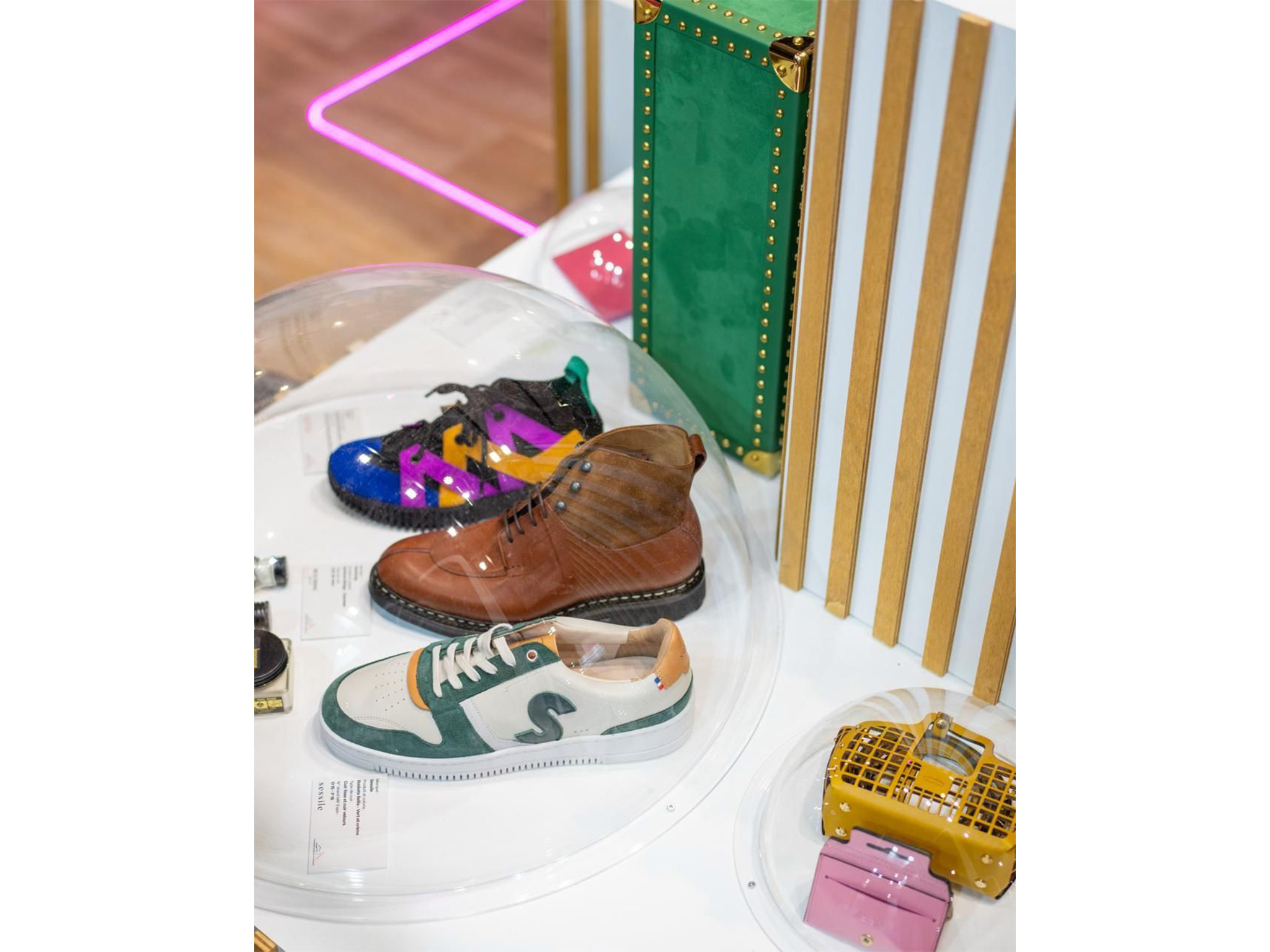 Chaussures en cuir français exposées sous cloche au MIF Expo 2025 - détail scénographie stand Made in Cuir, réalisation Aucop