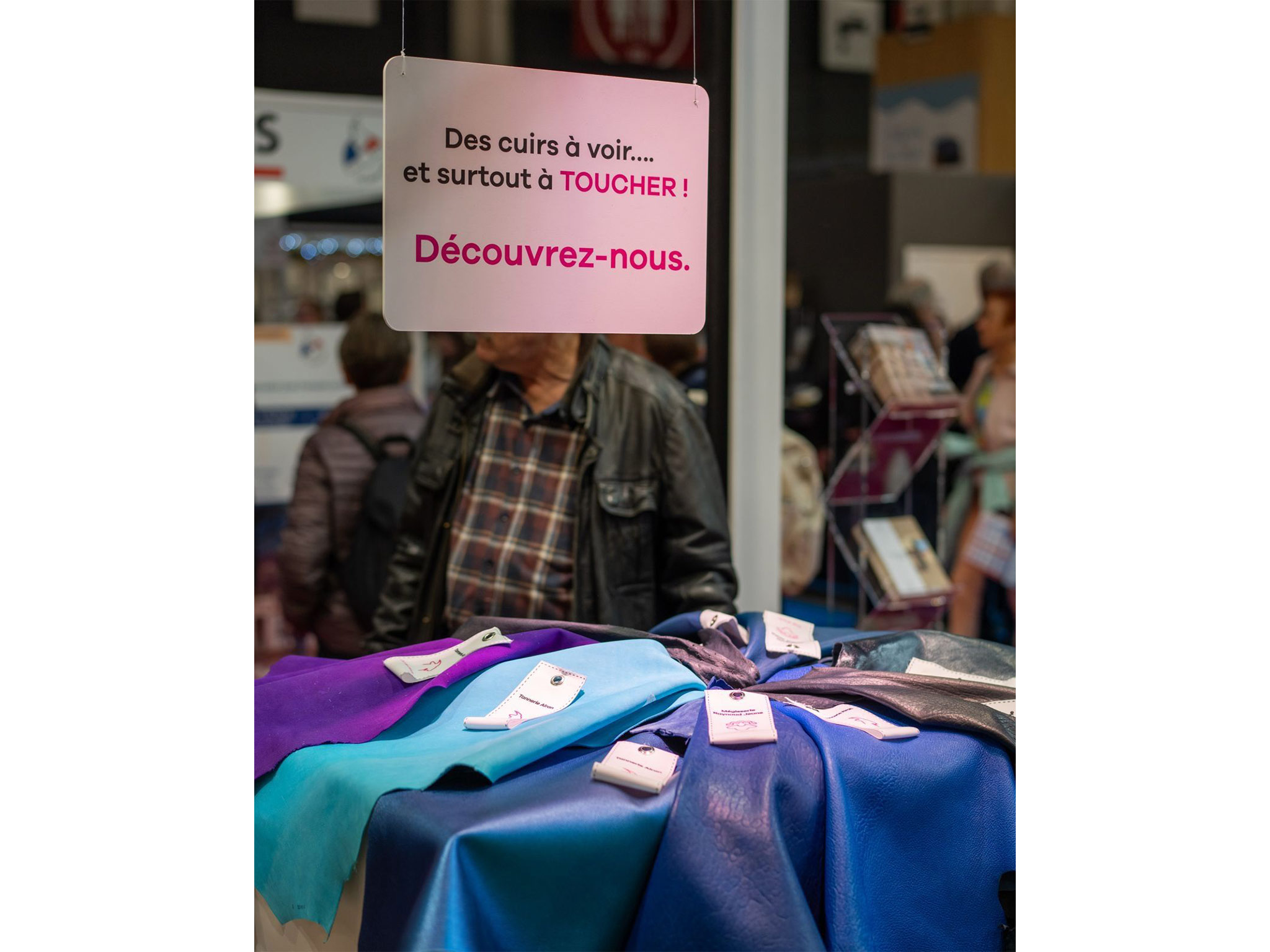 Stand Made in Cuir MIF Expo 2025 - échantillons de cuir français colorés à toucher, scénographie Aucop pour Alliance France Cuir