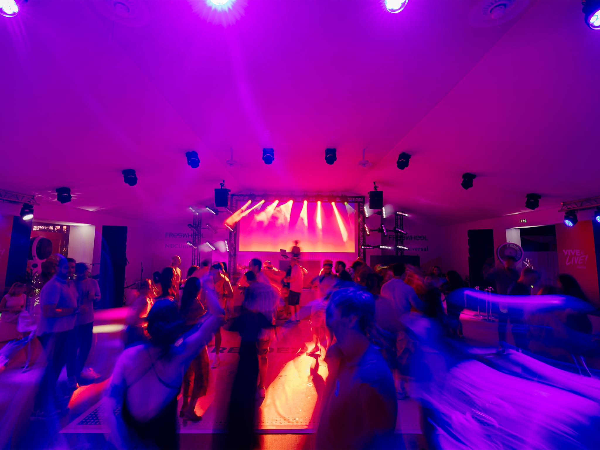 LA PLAGE FREEWHEEL - CANNES LIONS 2025-FreeWheel Croisette - mur LED scène - AUCOP audiovisuel Cannes