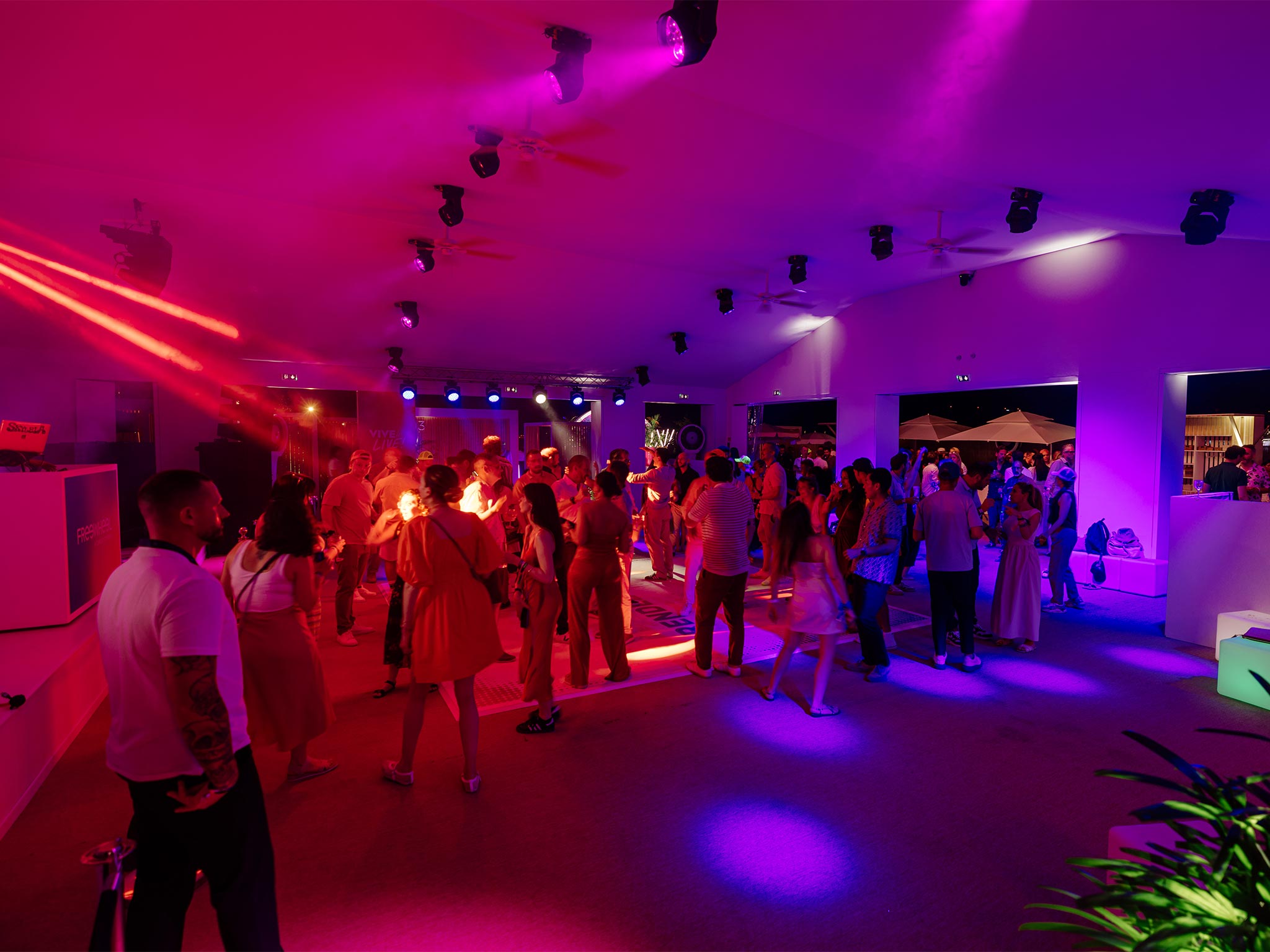 LA PLAGE FREEWHEEL - CANNES LIONS 2025-FreeWheel Croisette - mur LED scène - AUCOP audiovisuel Cannes