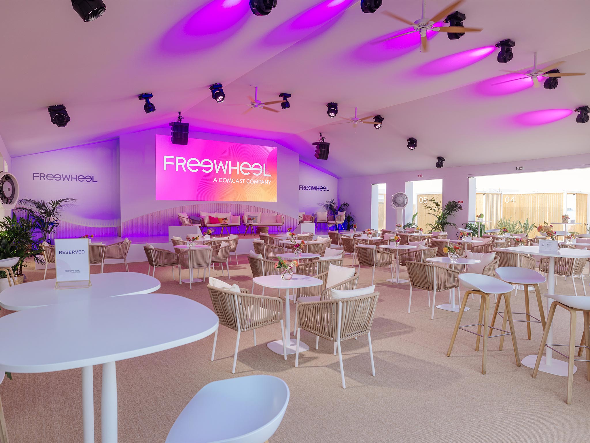 LA PLAGE FREEWHEEL - CANNES LIONS 2025- FreeWheel Croisette - mur LED scène - AUCOP audiovisuel Cannes