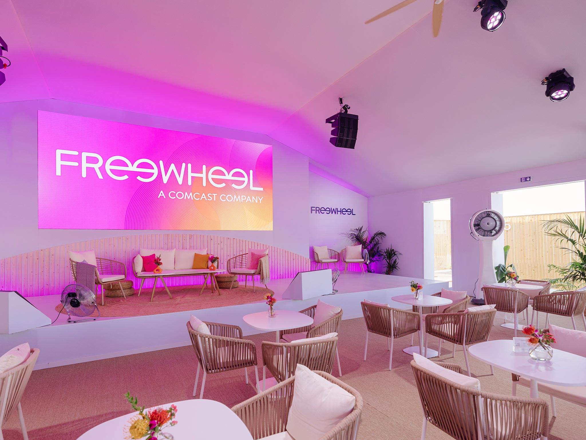LA PLAGE FREEWHEEL - CANNES LIONS 2025- FreeWheel Croisette - mur LED scène - AUCOP audiovisuel Cannes
