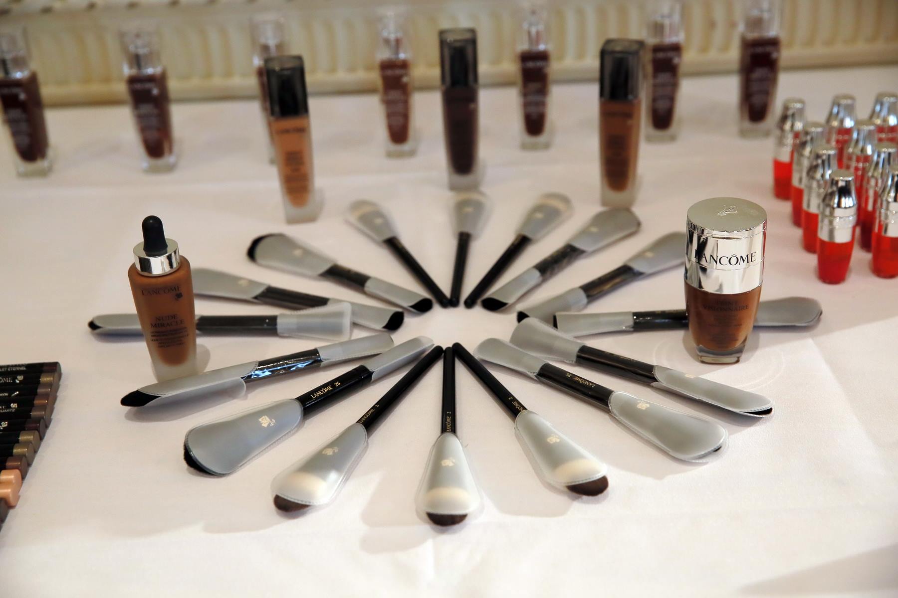 National make up artist-aucop-evenement-prestataire technique d'evenement-Table maquillage Lancôme