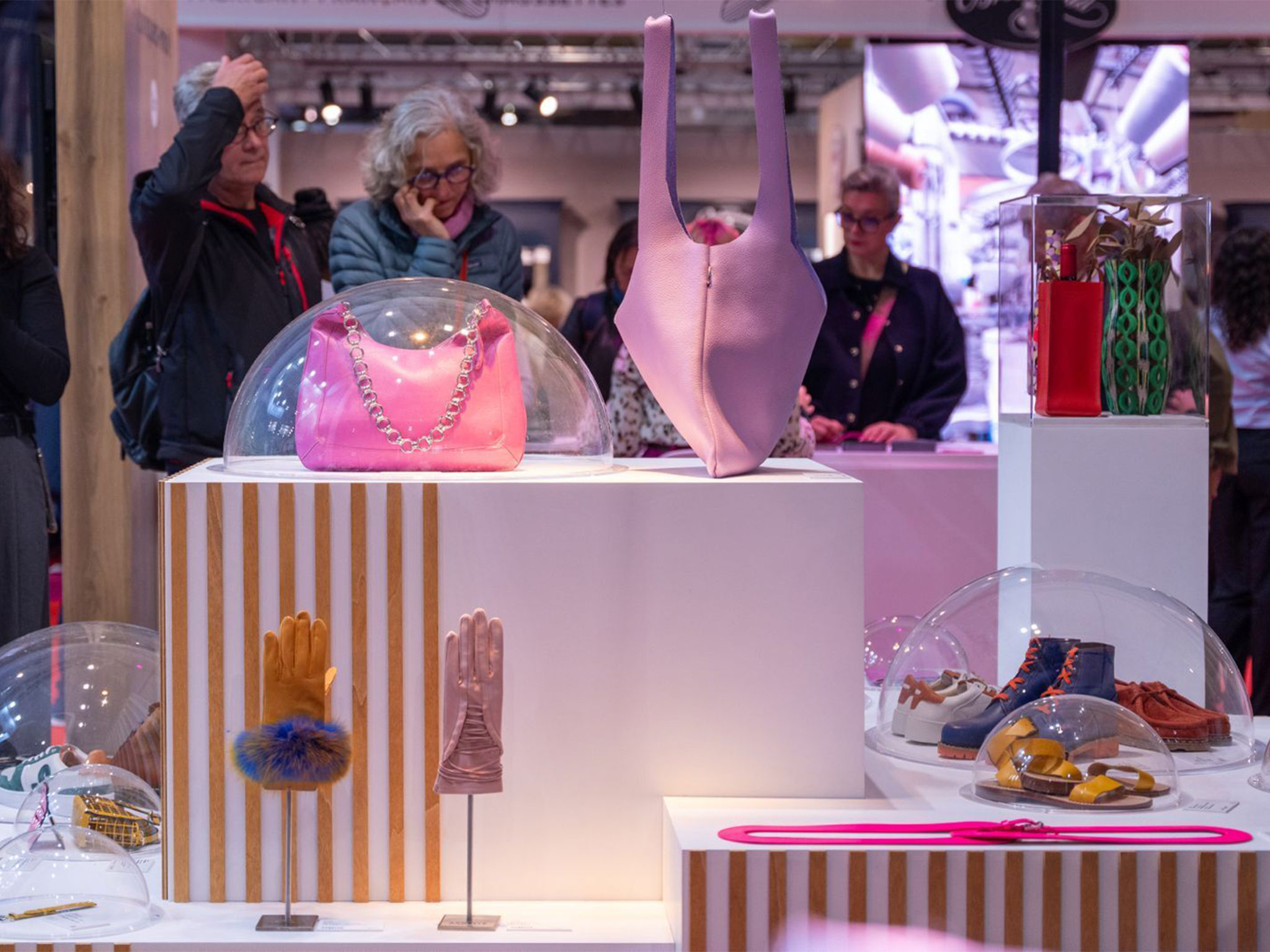 Présentation de maroquinerie et chaussures en cuir français sous cloches, stand Made in Cuir MIF Expo 2025 - scénographie Aucop pour Enkorprod
