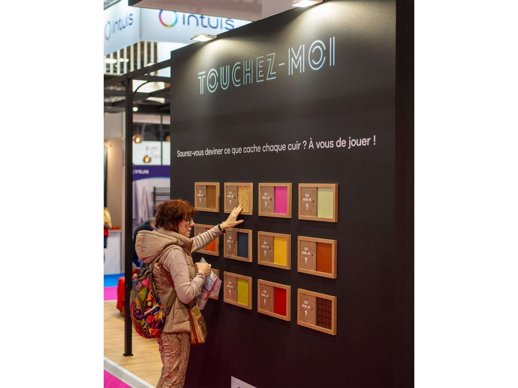 Mur interactif Touchez-Moi du stand Made in Cuir MIF Expo 2025 - dispositif tactile de découverte du cuir français, scénographie Aucop pour Alliance France Cuir
