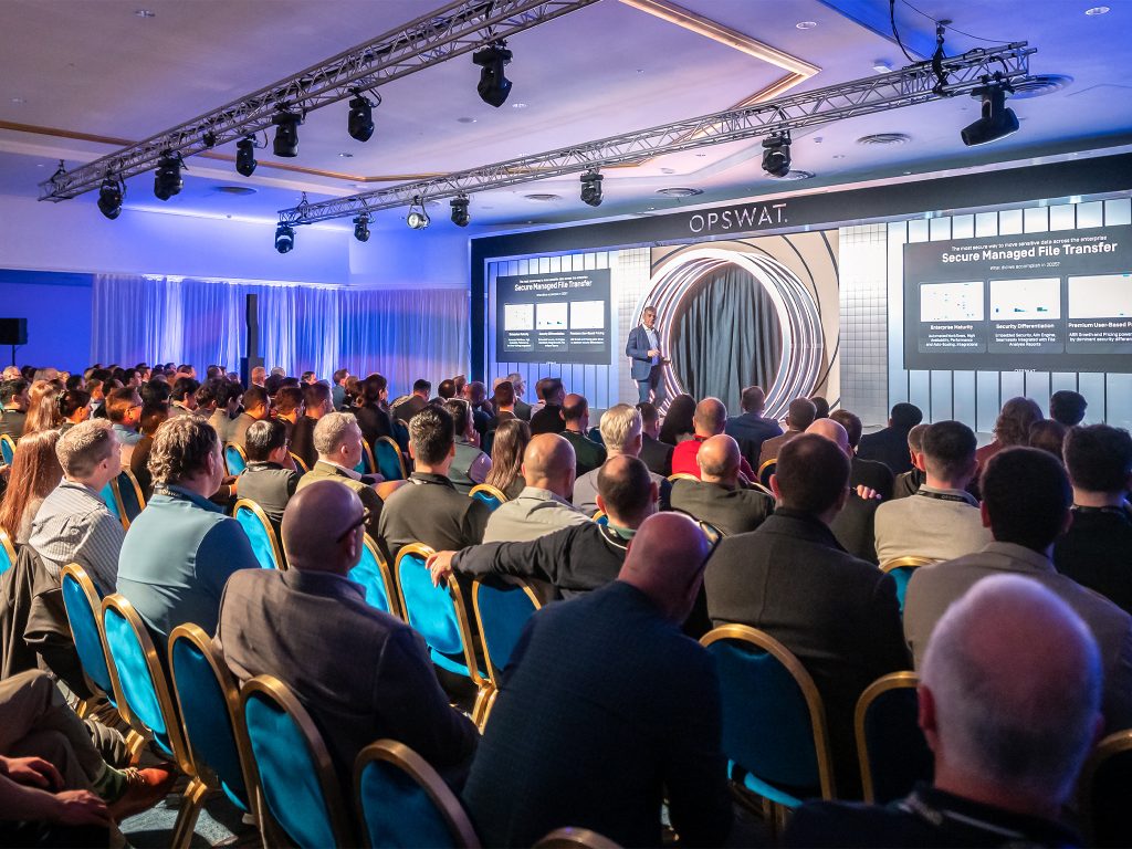 OPSWAT_0005_260113_imagIN_Agency_sko26-conference-murs-led-roe-2-6mm-aucop.jpg Conférence SKO26 d'OPSWAT au Fairmont Monaco : auditoire en configuration théâtre devant le décor scénique fabriqué par AUCOP (arche à LED, backdrop sur mesure, signature OPSWAT), les deux murs LED ROE Diamond 2.6 mm affichant la slide « Secure Managed File Transfer ».