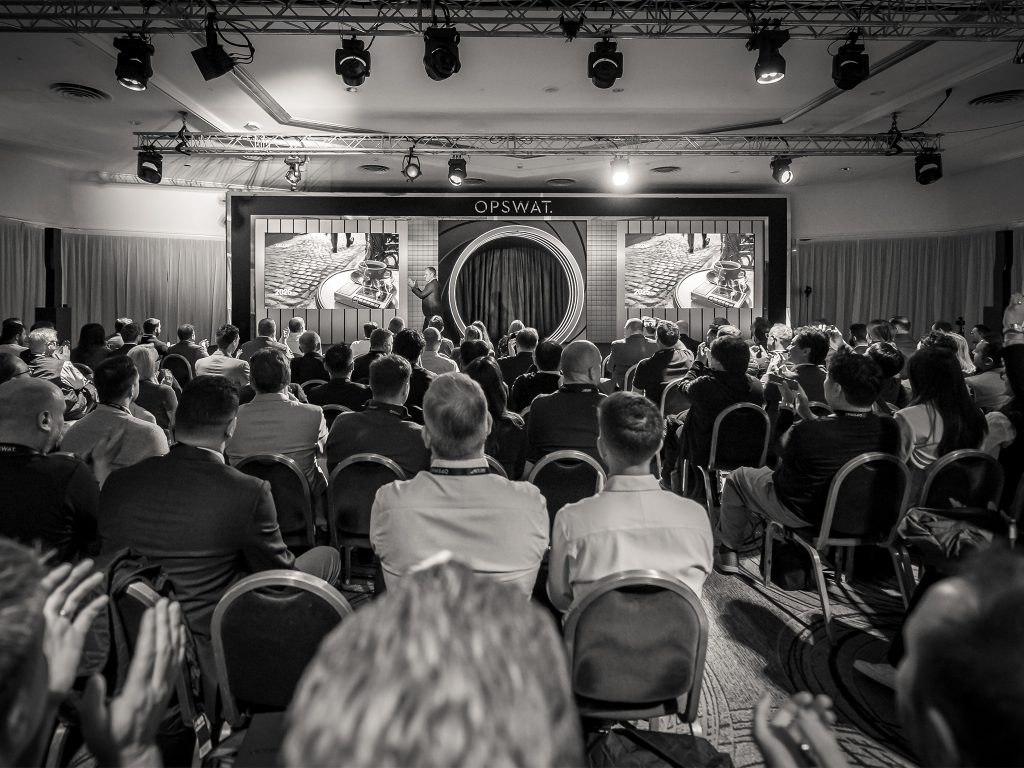 OPSWAT_0006_260113_imagIN_Agency_sko26-pleniere-noir-blanc-captation-aucop.jpg Plénière du SKO26 d'OPSWAT en noir et blanc : salle comble face à la scène conçue par AUCOP, avec son arche à LED incrustées et son backdrop sur mesure, murs LED ROE Diamond 2.6 mm pilotés par AUCOP et captation par caméras robotisées 4K.