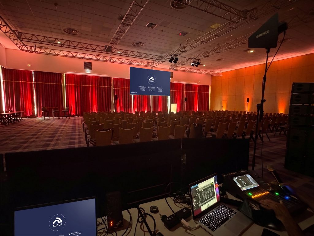 Régie son AUCOP au Club Med Opio : console Yamaha DM3, micro Shure et diffusion D&B T10 face au public — séminaire d'entreprise, Côte d'Azur