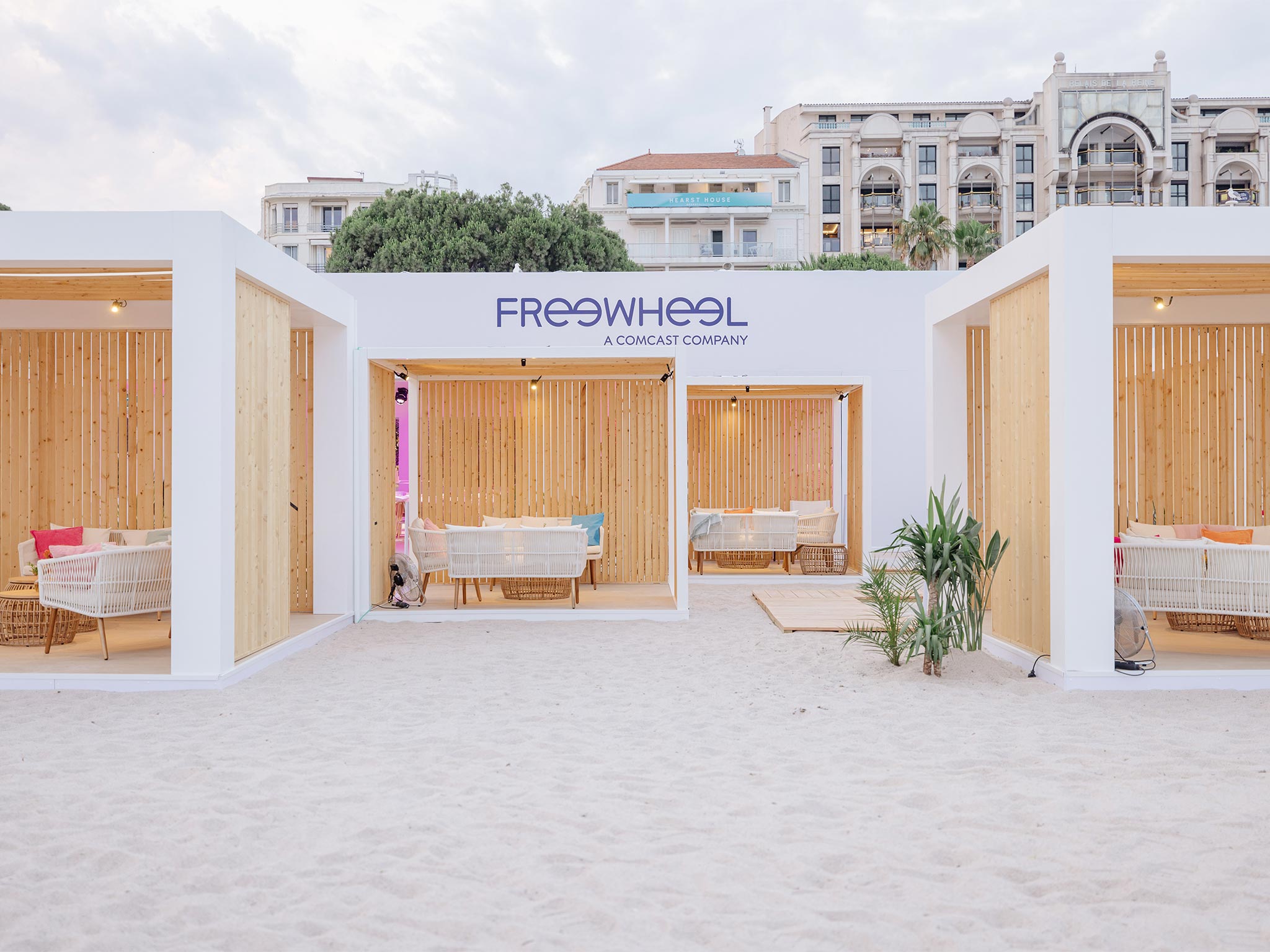 PLAGE FREEWHEEL - CANNES LIONS 2025 : AUCOP CONSTRUIT ET REUTILISE LES CABANES Montage de 7 pagodes - structures événementielles réutilisées - AUCOP