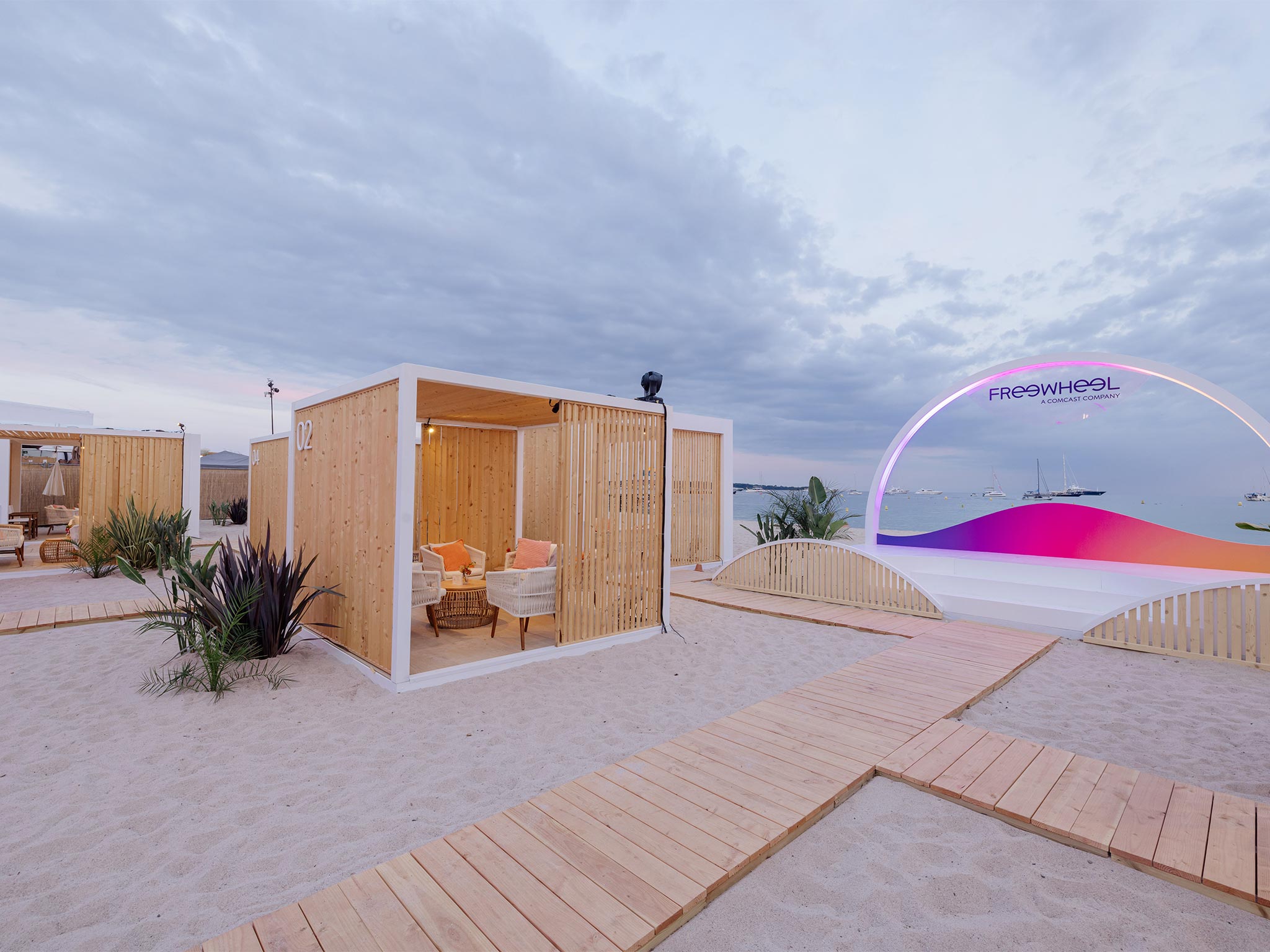 PLAGE FREEWHEEL - CANNES LIONS 2025 : AUCOP CONSTRUIT ET REUTILISE LES CABANES Montage de 7 pagodes - structures événementielles réutilisées - AUCOP