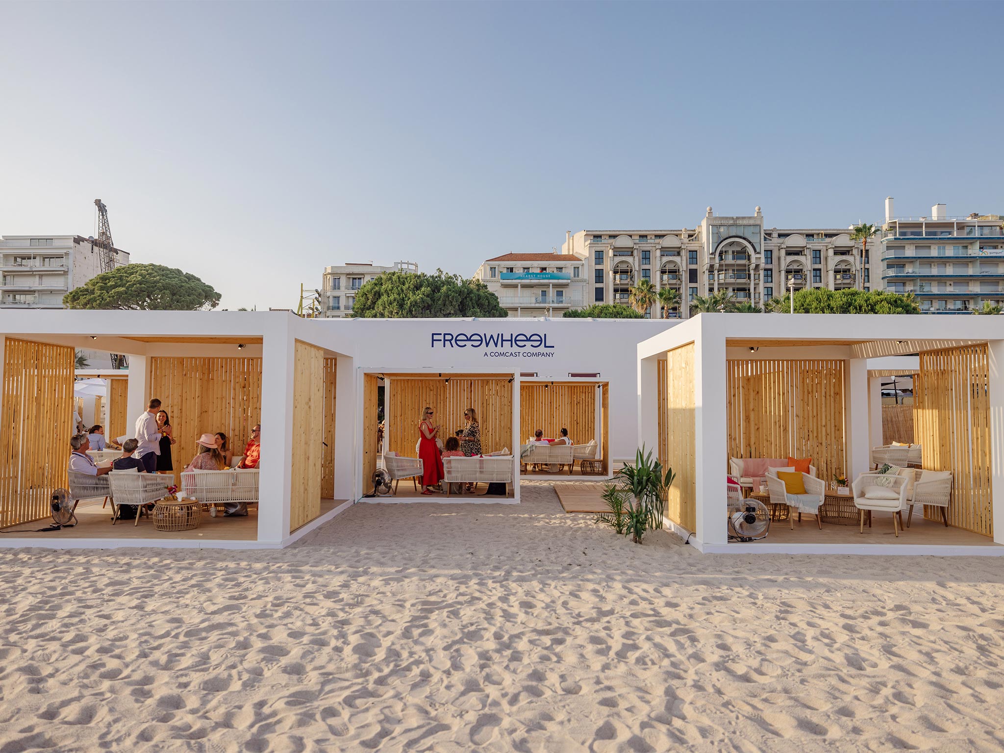 PLAGE FREEWHEEL - CANNES LIONS 2025 : AUCOP CONSTRUIT ET REUTILISE LES CABANES Montage de 7 pagodes - structures événementielles réutilisées - AUCOP