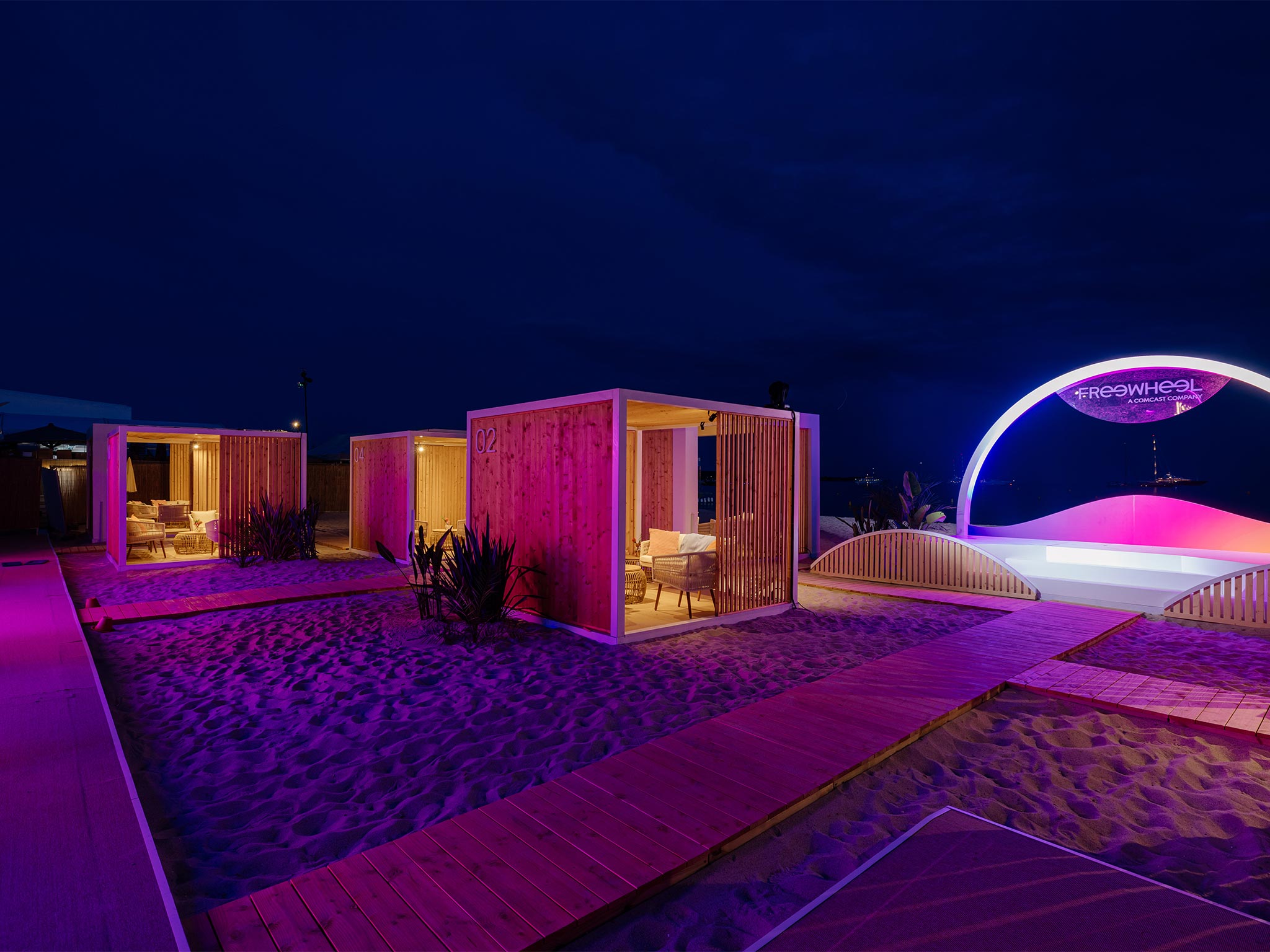 PLAGE FREEWHEEL - CANNES LIONS 2025 : AUCOP CONSTRUIT ET REUTILISE LES CABANES Montage de 7 cabanes - structures événementielles réutilisées - AUCOP