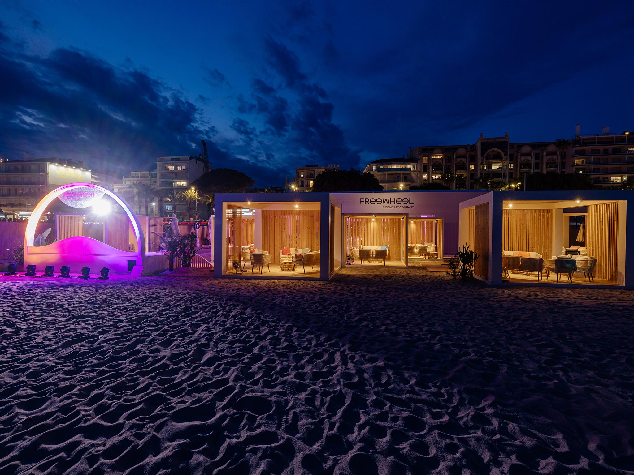 PLAGE FREEWHEEL - CANNES LIONS 2025 : AUCOP CONSTRUIT ET REUTILISE LES CABANES Montage de 7 cabanes - structures événementielles réutilisées - AUCOPMontage de 7 pagodes - structures événementielles réutilisées - AUCOP