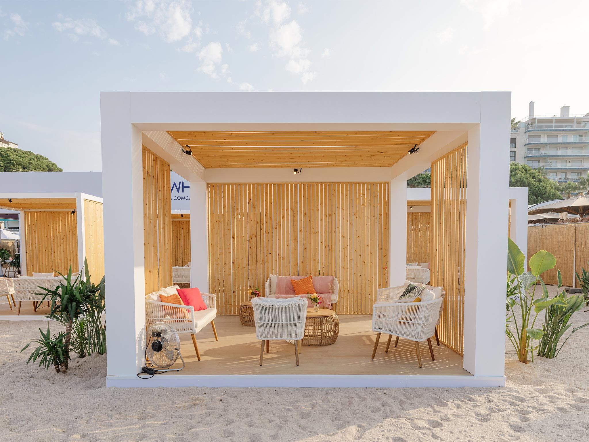 PLAGE FREEWHEEL - CANNES LIONS 2025 : AUCOP CONSTRUIT ET REUTILISE LES CABANES Montage de 7 pagodes - structures événementielles réutilisées - AUCOP