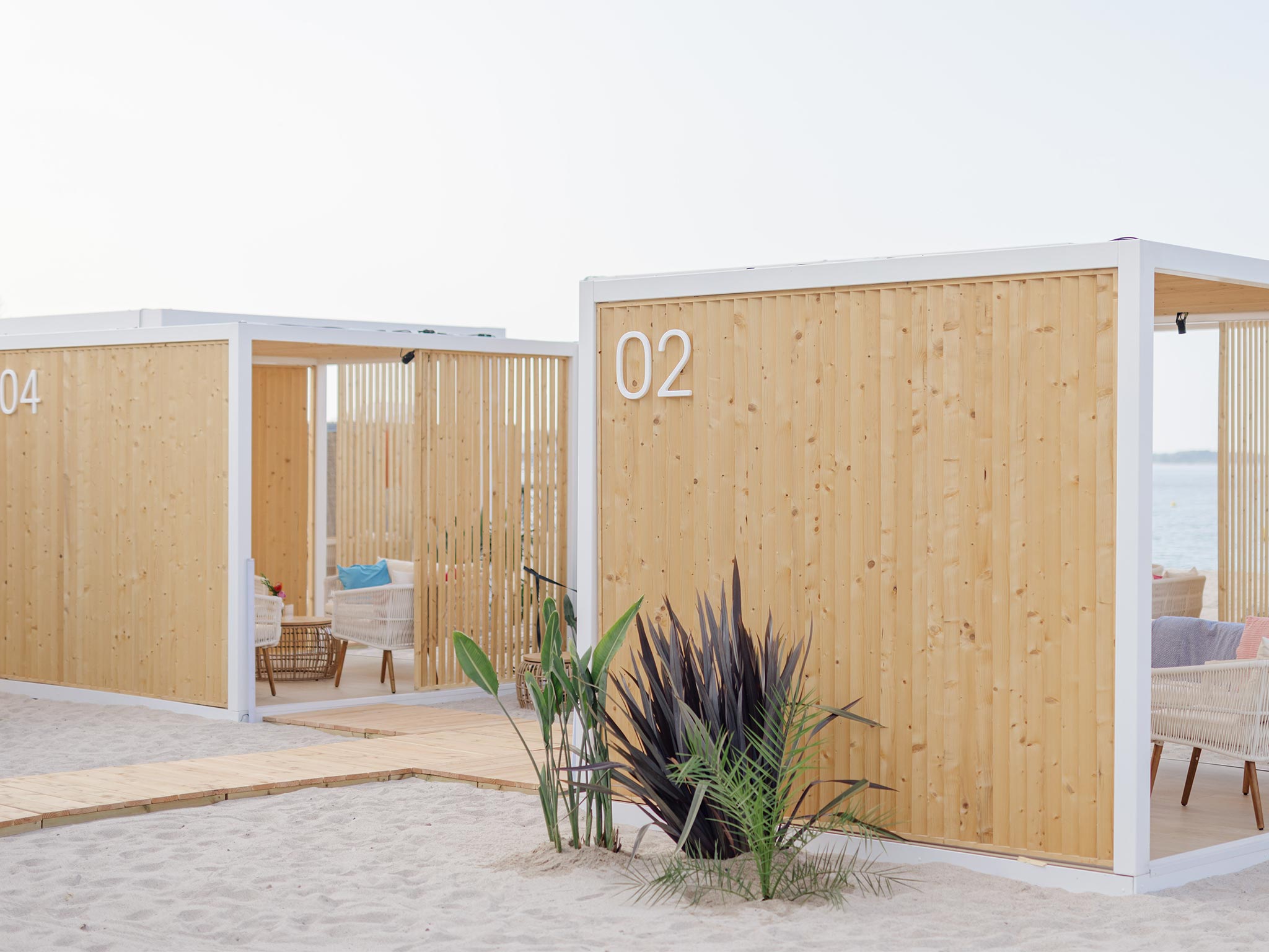 PLAGE FREEWHEEL - CANNES LIONS 2025 : AUCOP CONSTRUIT ET REUTILISE LES CABANES Montage de 7 cabanes - structures événementielles réutilisées - AUCOPMontage de 7 pagodes - structures événementielles réutilisées - AUCOP