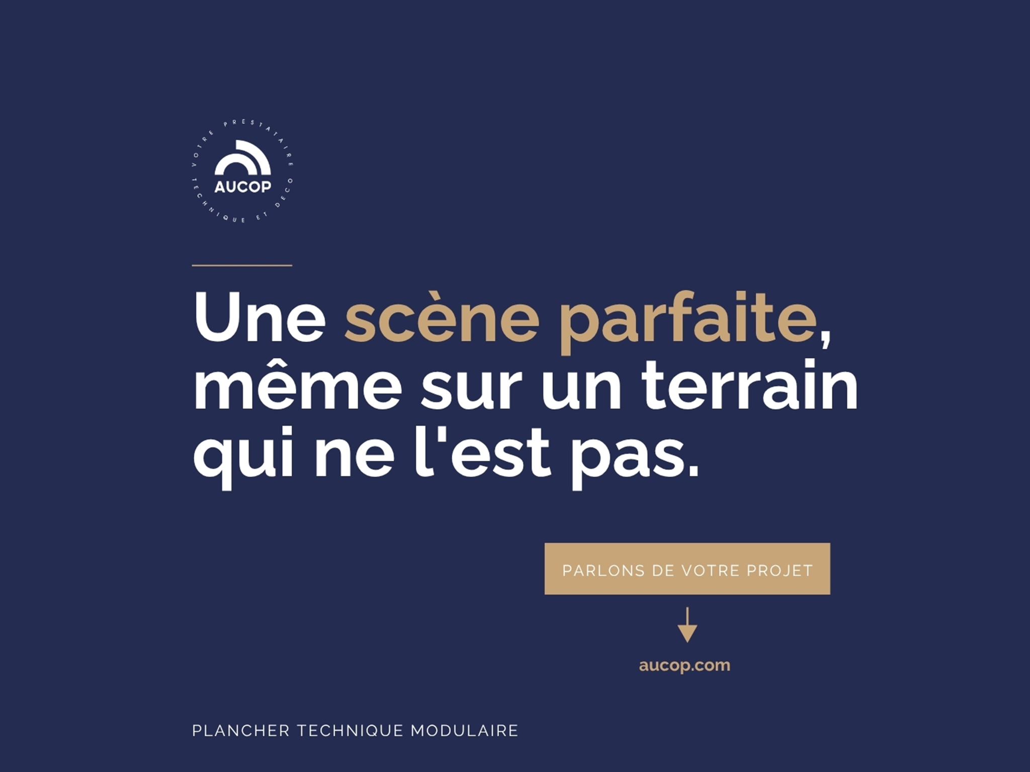 Scène montée sur plancher modulaire AUCOP, parfaitement plane sur terrain irrégulier
