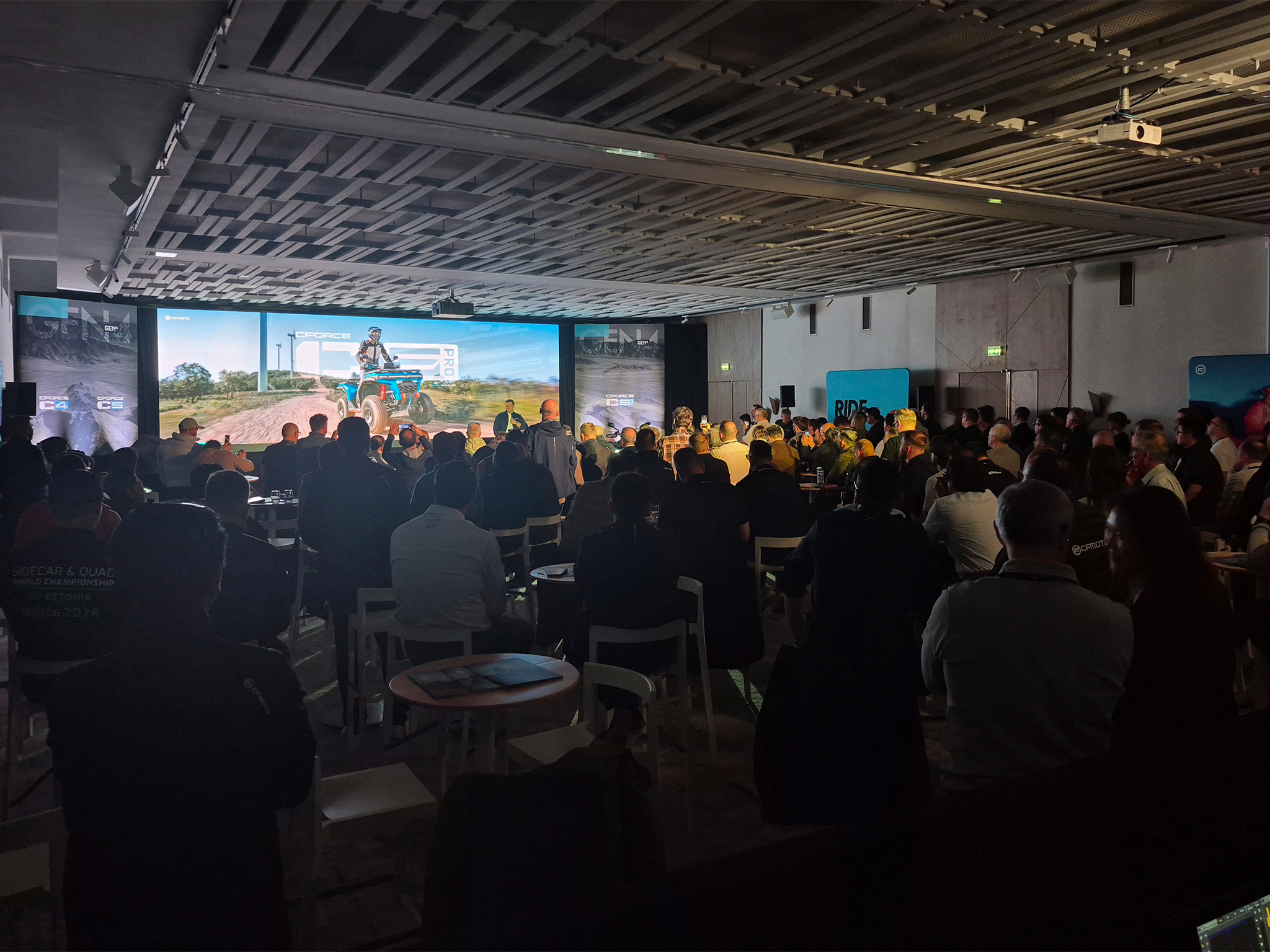 Vue de la salle du CFMOTO Global Media Launch 2026, lancement produit, au Sheraton à Nice : mur de LED affichant Ride Beyond, et habillage de scène – installation AUCOP