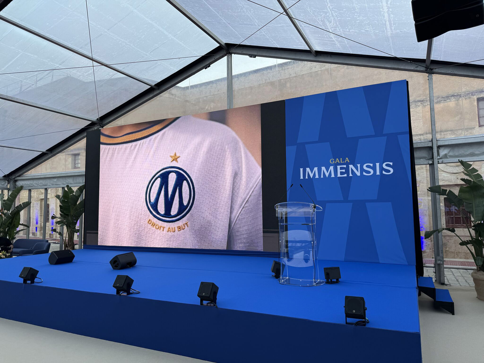 Écran et scène révélant le nouveau maillot de l'Olympique de Marseille avec le blason "Droit au But" lors du Gala Immensis