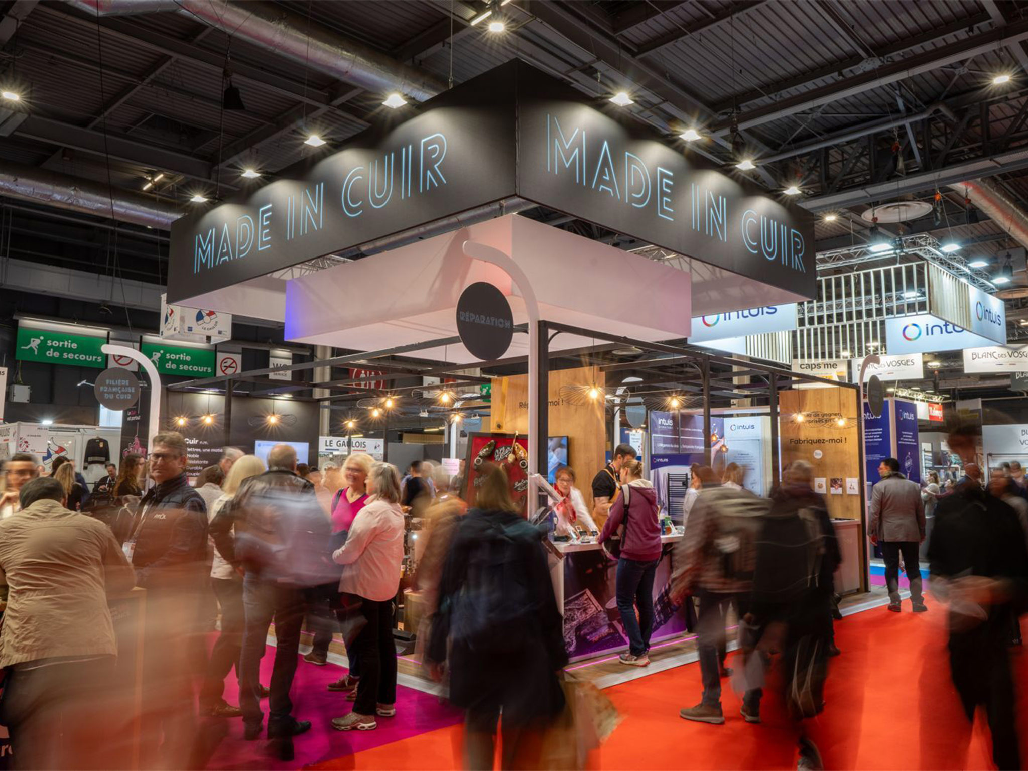 Espace Made in Cuir MIF Expo 2025 - stand sur mesure Alliance France Cuir avec podiums bois et cloches de présentation, réalisé par Aucop Paris