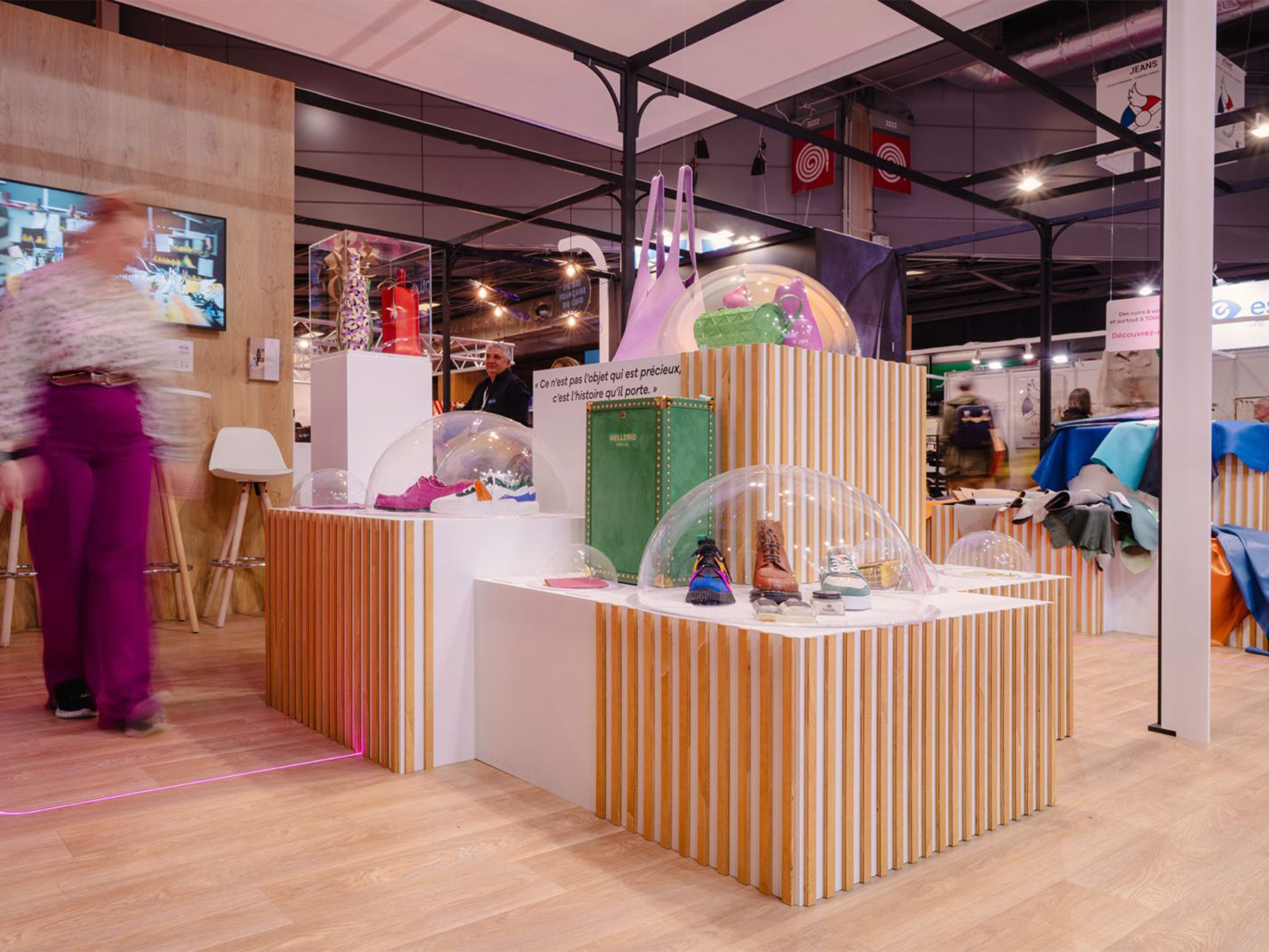 Espace Made in Cuir MIF Expo 2025 - stand sur mesure Alliance France Cuir avec podiums bois et cloches de présentation, réalisé par Aucop Paris