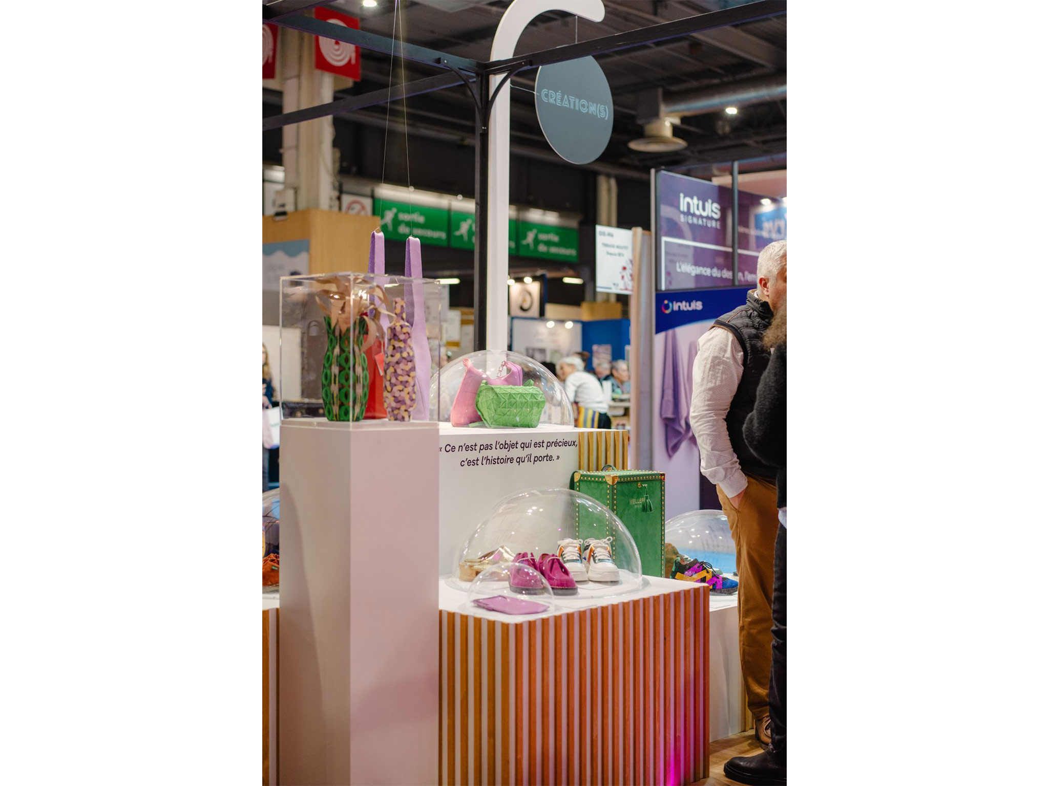 Zone Création(s) du stand Made in Cuir MIF Expo 2025 - podium de présentation de produits en cuir français, fabrication sur mesure Aucop