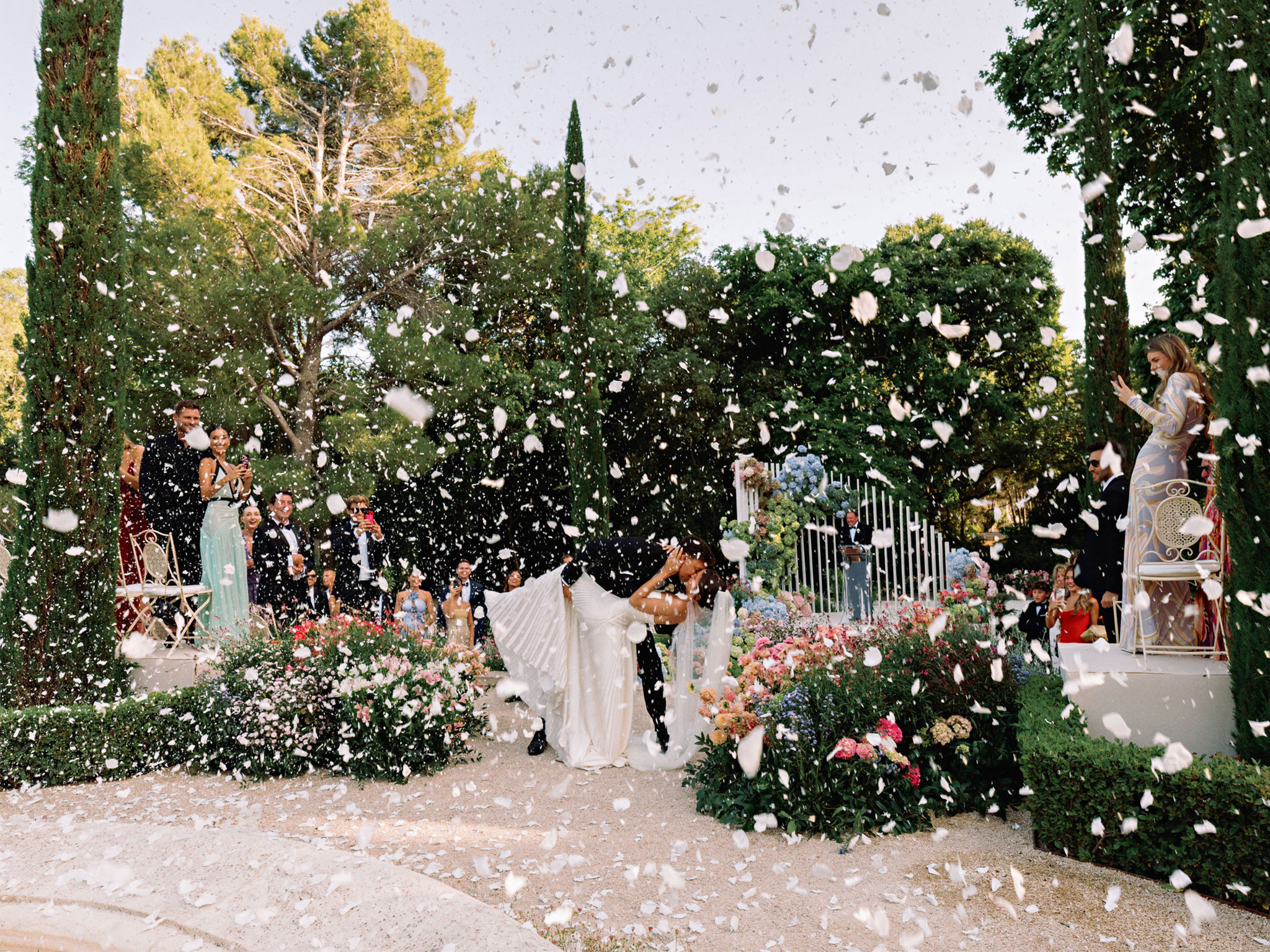 WEDDING DAY - HELEN OWEN & ZACK KALTER- arche de cérémonie laïque au Château d'Estoublon