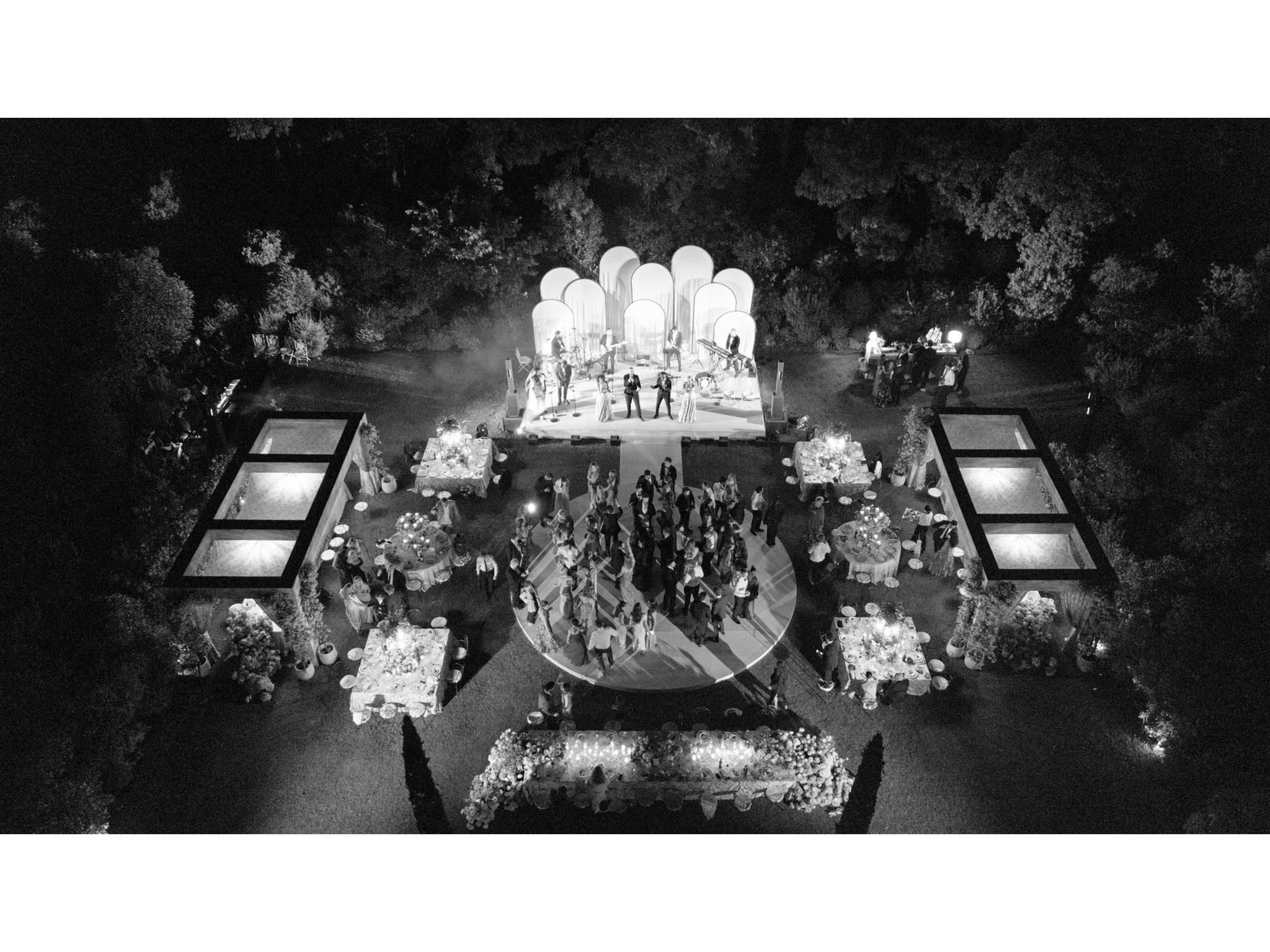 WEDDING DAY - HELEN OWEN & ZACK KALTER, piste de danse sur mesure, création de pergolas sur mesure, fond de scène avec voilage