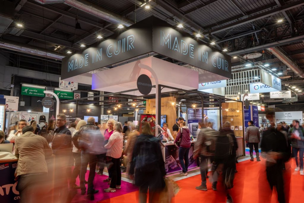 Stand Made in Cuir - vue générale - MIF Expo 2025 - scenographie Aucop Espace Made in Cuir MIF Expo 2025 - stand sur mesure Alliance France Cuir avec podiums bois et cloches de présentation, réalisé par Aucop Paris