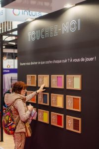 Mur interactif Touchez-Moi - stand Made in Cuir Mur interactif Touchez-Moi du stand Made in Cuir MIF Expo 2025 - dispositif tactile de découverte du cuir français, scénographie Aucop pour Alliance France Cuir