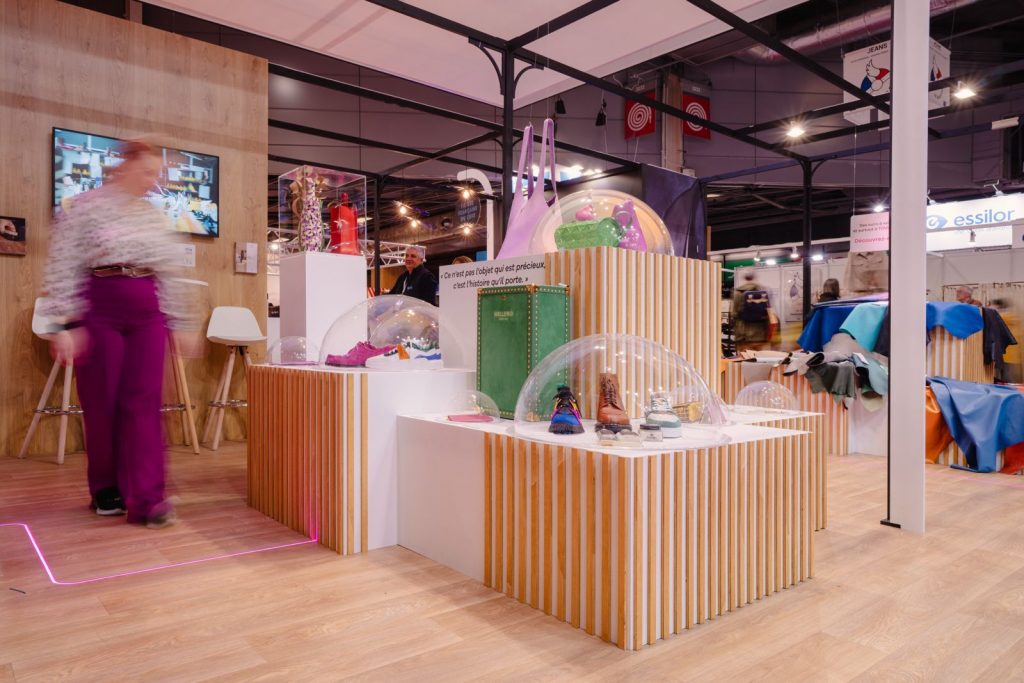 Stand Made in Cuir - vue générale - MIF Expo 2025 Présentation de maroquinerie et chaussures en cuir français sous cloches, stand Made in Cuir MIF Expo 2025 - scénographie Aucop pour Enkorprod