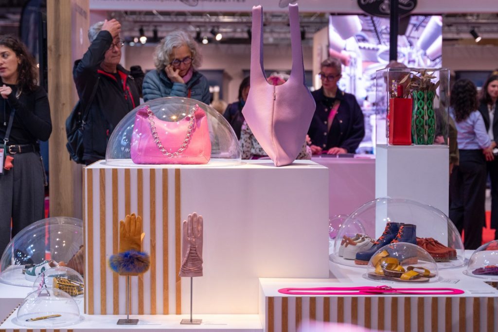 Maroquinerie cuir français sous cloches - MIF Expo 2025 Présentation de maroquinerie et chaussures en cuir français sous cloches, stand Made in Cuir MIF Expo 2025 - scénographie Aucop pour Enkorprod
