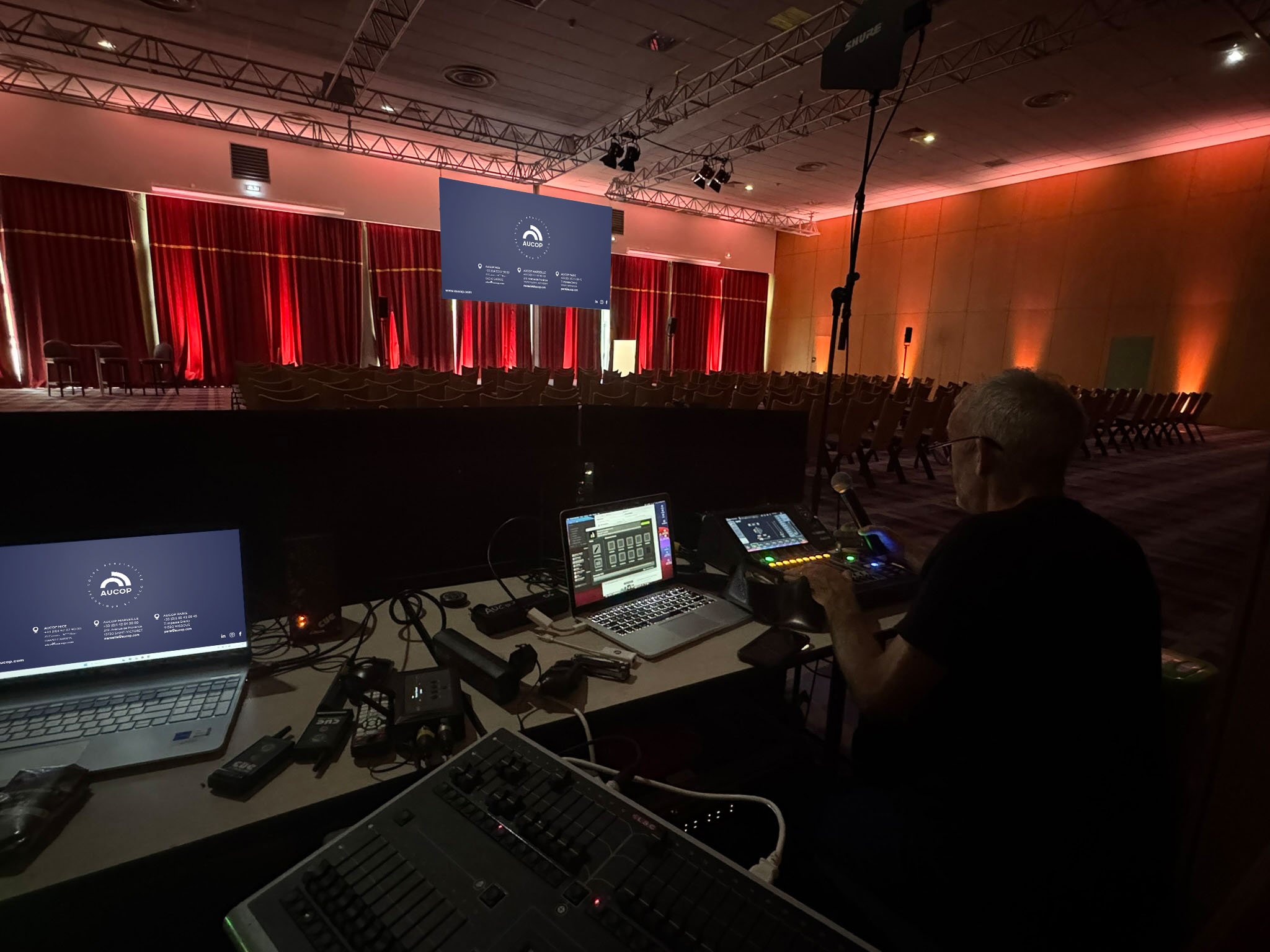 Régie technique AUCOP au Club Med Opio : technicien à la console son Yamaha DM3, diffusion PlayBack Pro sur MacBook Pro et micro Shure — séminaire d'entreprise