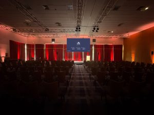 Mise en lumière de la scène au Club Med Opio : projecteurs DESISTI Fresnel Super LED F6 et uplights PROLIGHTS SmartBat HEX — éclairage AUCOP, Alpes-Maritimes