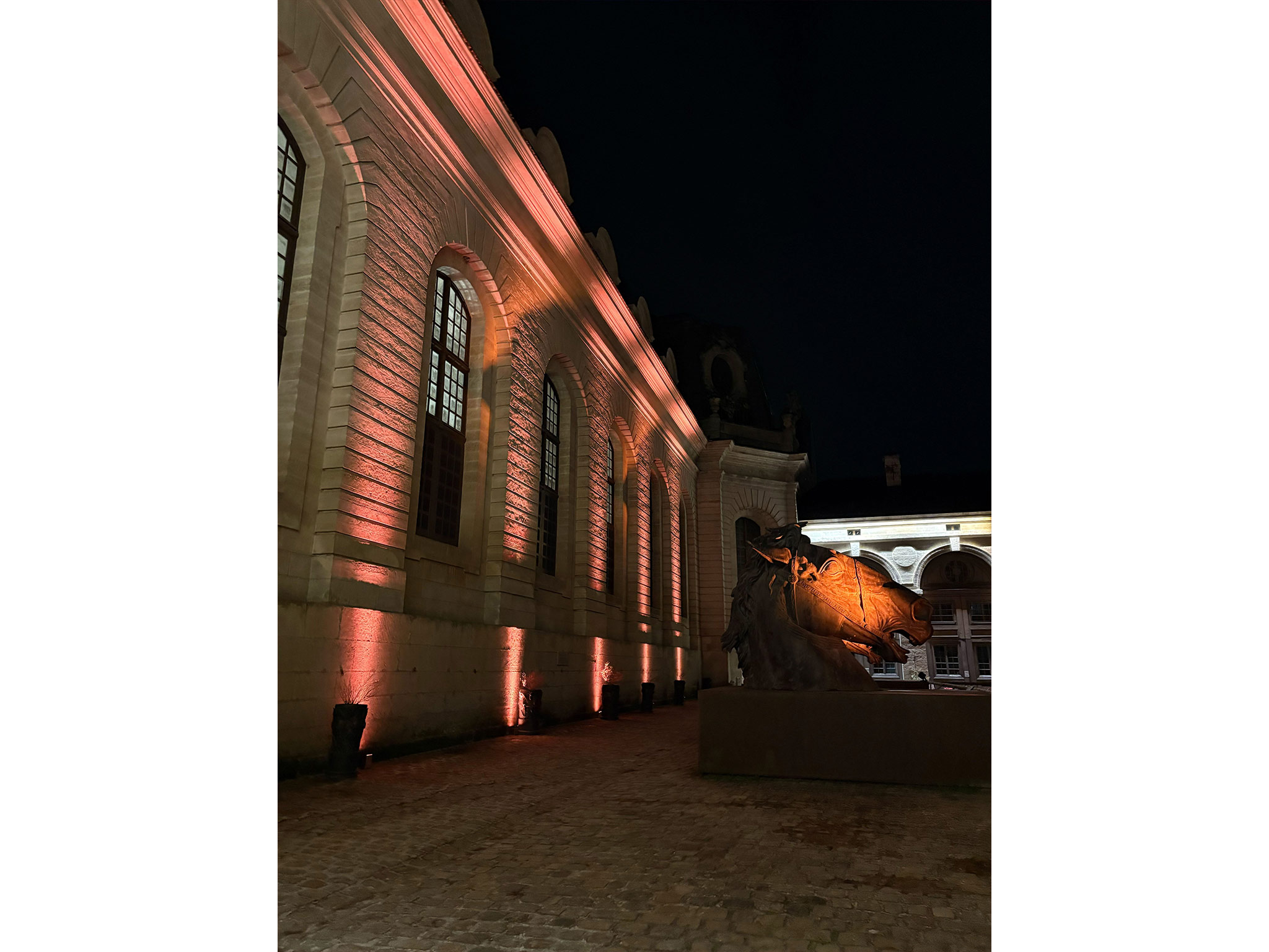 SUBLIMER LE PATRIMOINE PAR LA LUMIERE. Mise en lumière extérieure de la façade historique et de la sculpture équestre pour l'événement Atos, Aucop Paris