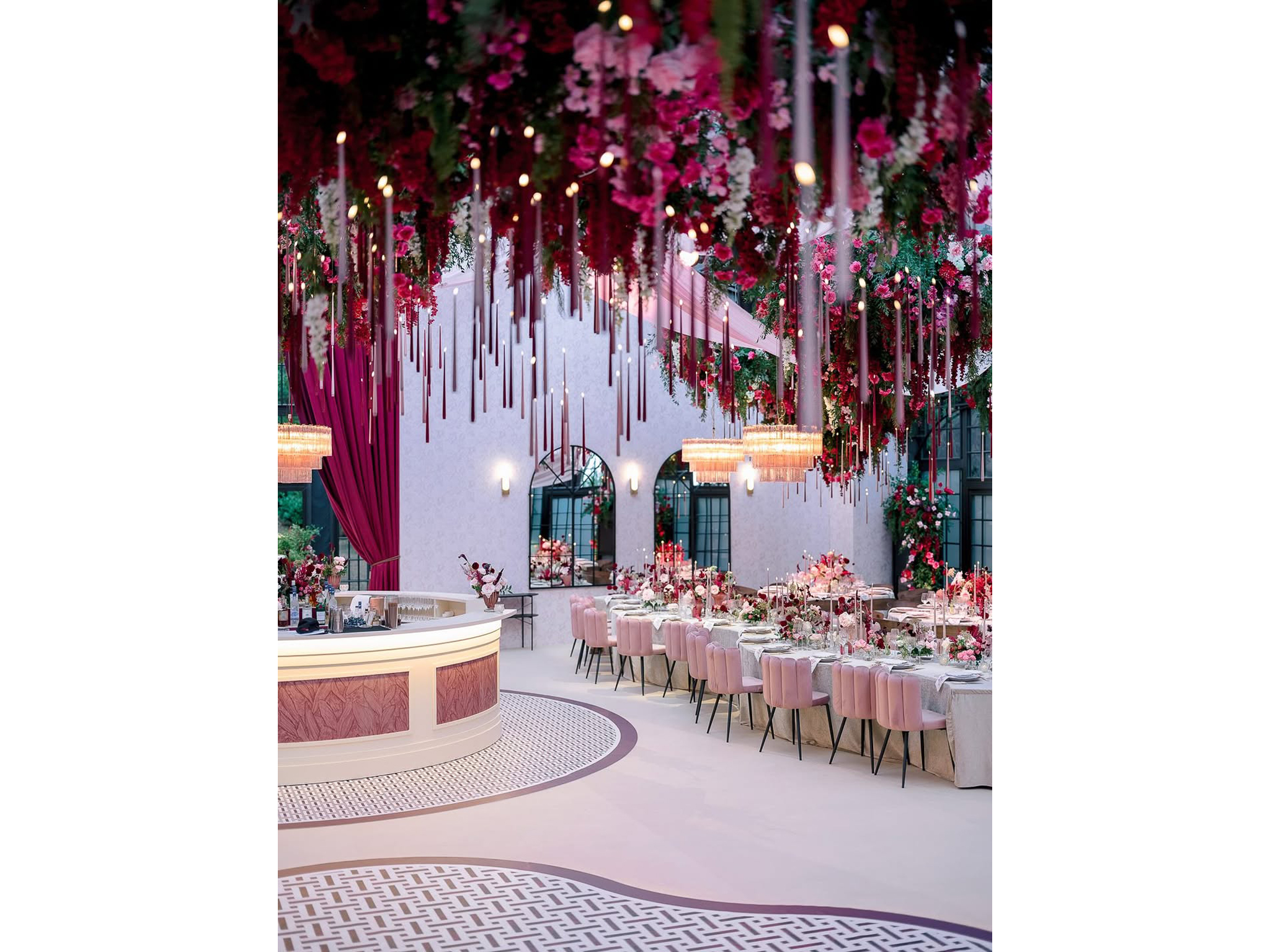 Bar arrondi sur mesure fabriqué par les ateliers AUCOP pour la soirée de mariage à l'Hôtel du Cap-Eden-Roc — rideaux velours bordeaux, lustre, plafond floral