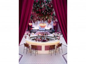 Tables du dîner de mariage et lustre en cascade de cristal rose à l'Hôtel du Cap-Eden-Roc — chaises velours rose, centre de table floral, mise en lumière AUCOP