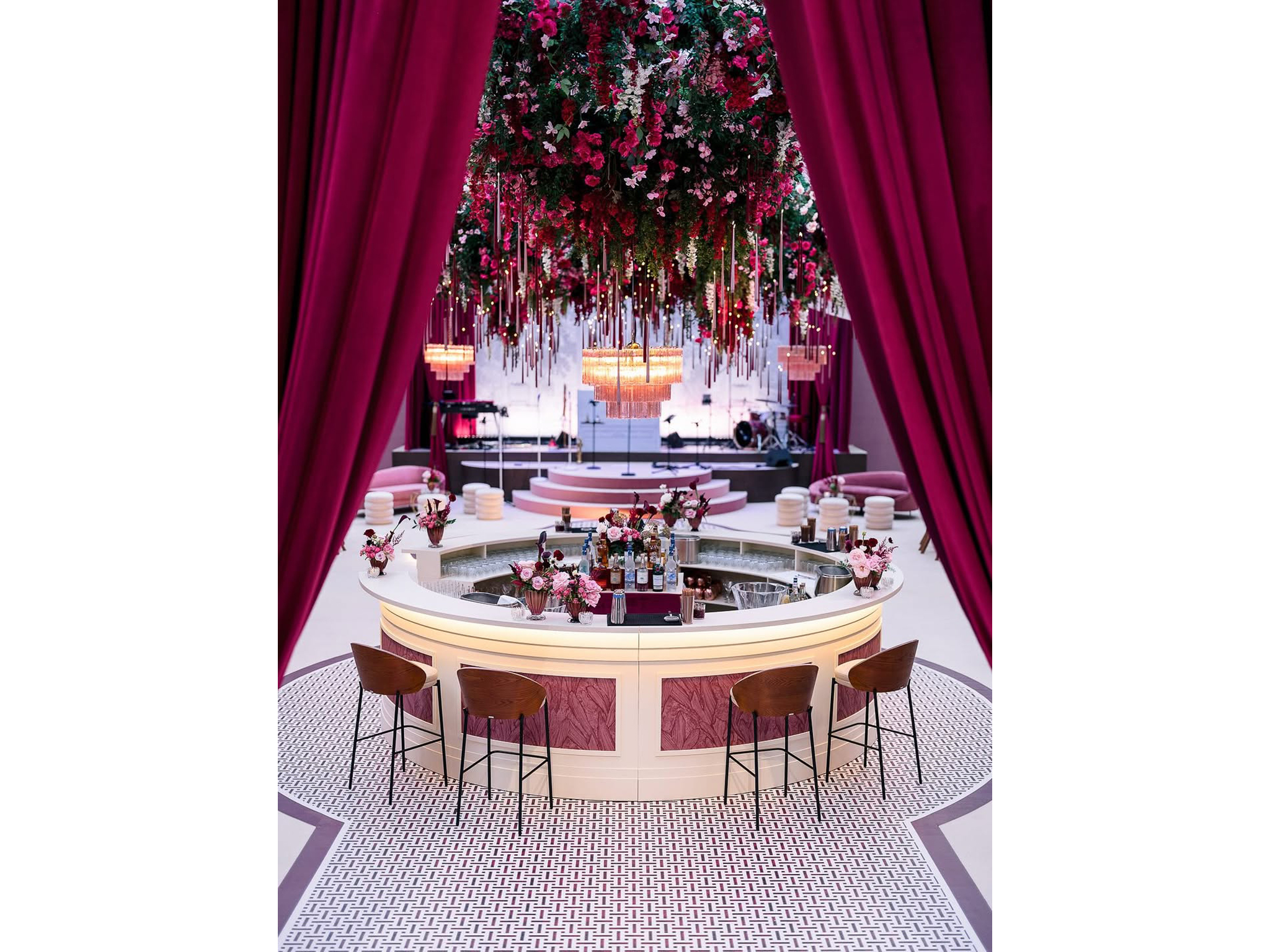 Tables du dîner de mariage et lustre en cascade de cristal rose à l'Hôtel du Cap-Eden-Roc — chaises velours rose, centre de table floral, mise en lumière AUCOP