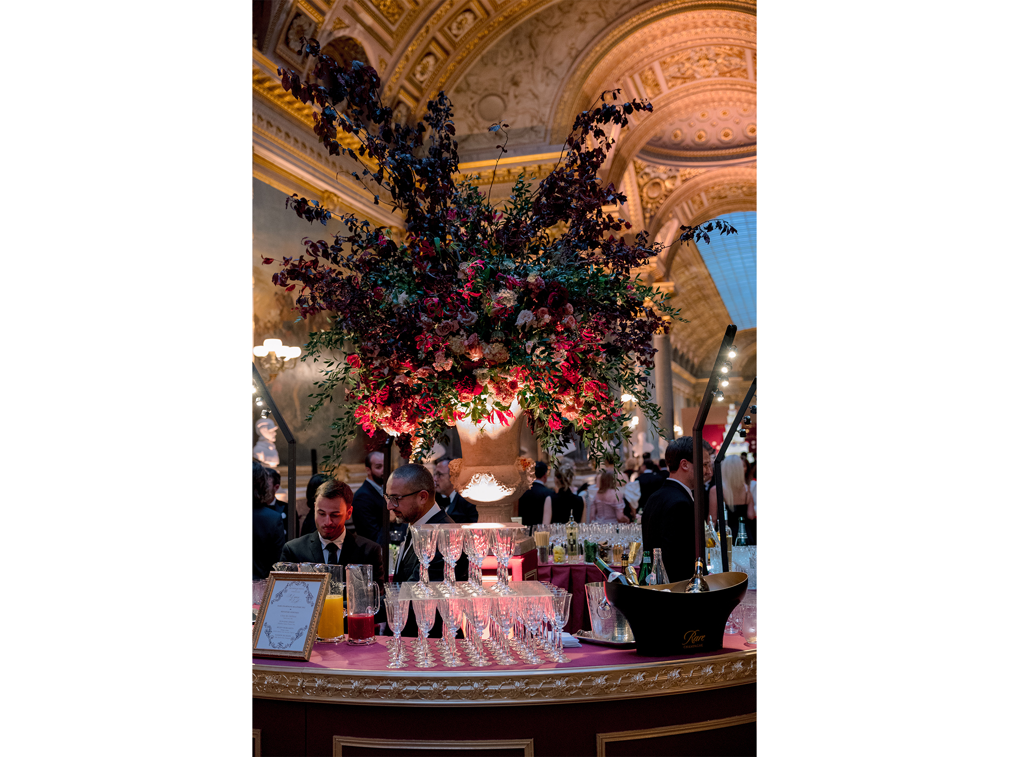 Bar à champagne et décor floral lors du dîner caritatif American Friends of Versailles au Château de Versailles
