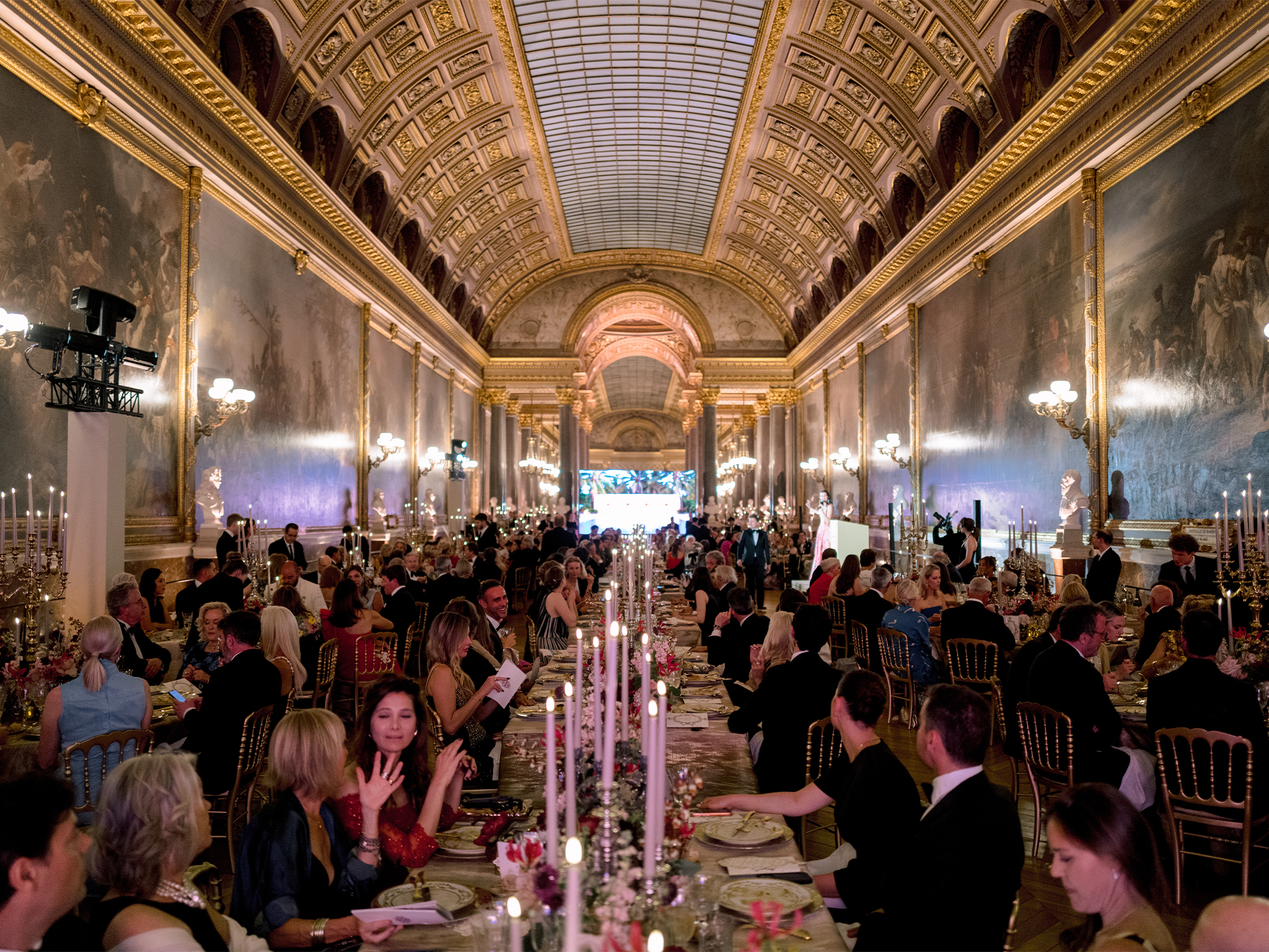 Caméra de régie vidéo AUCOP et mur LED dans la Galerie des Batailles pendant le dîner caritatif American Friends of Versailles