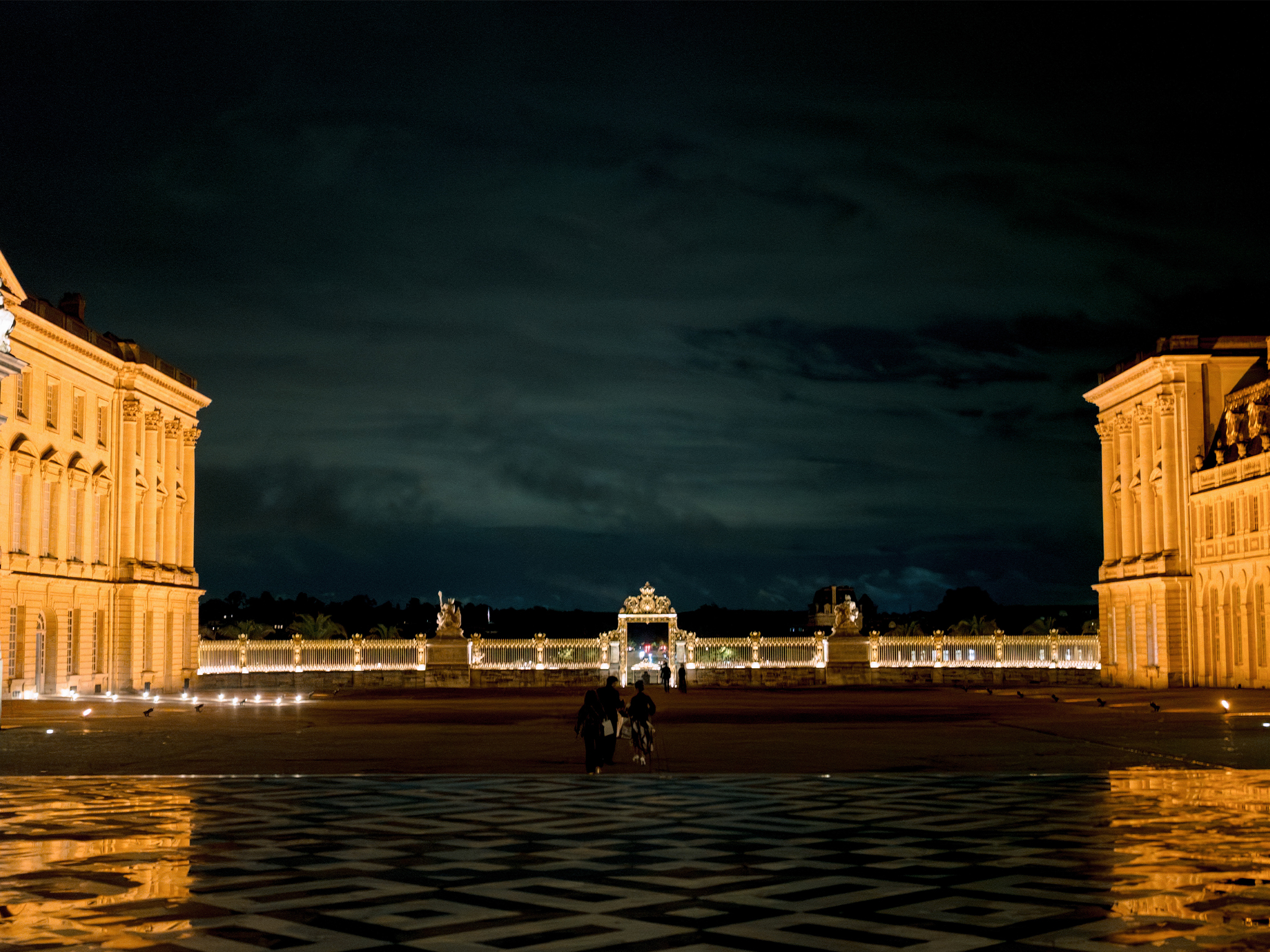 Cour d'Honneur du Château de Versailles illuminée de nuit lors du dîner caritatif American Friends of Versailles