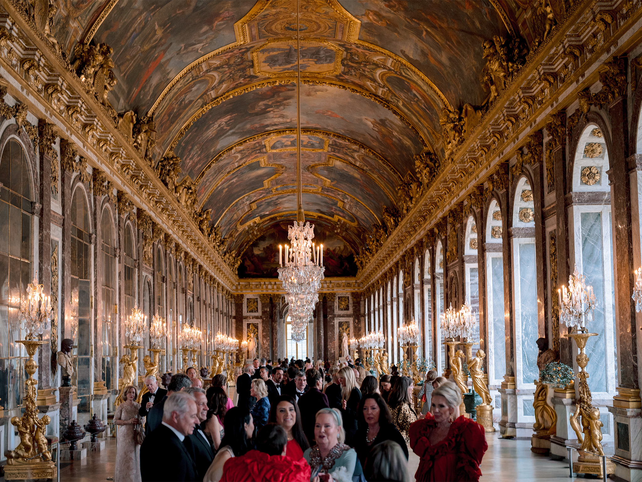 Réception cocktail dans la Galerie des Glaces du Château de Versailles avant le dîner caritatif American Friends of Versailles