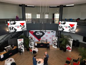 Vue d'ensemble de la salle lors de la journée de compétition du Concours Malongo 2026 à Nice : écrans LED, fond de scène Blacktex et tables de dégustation café